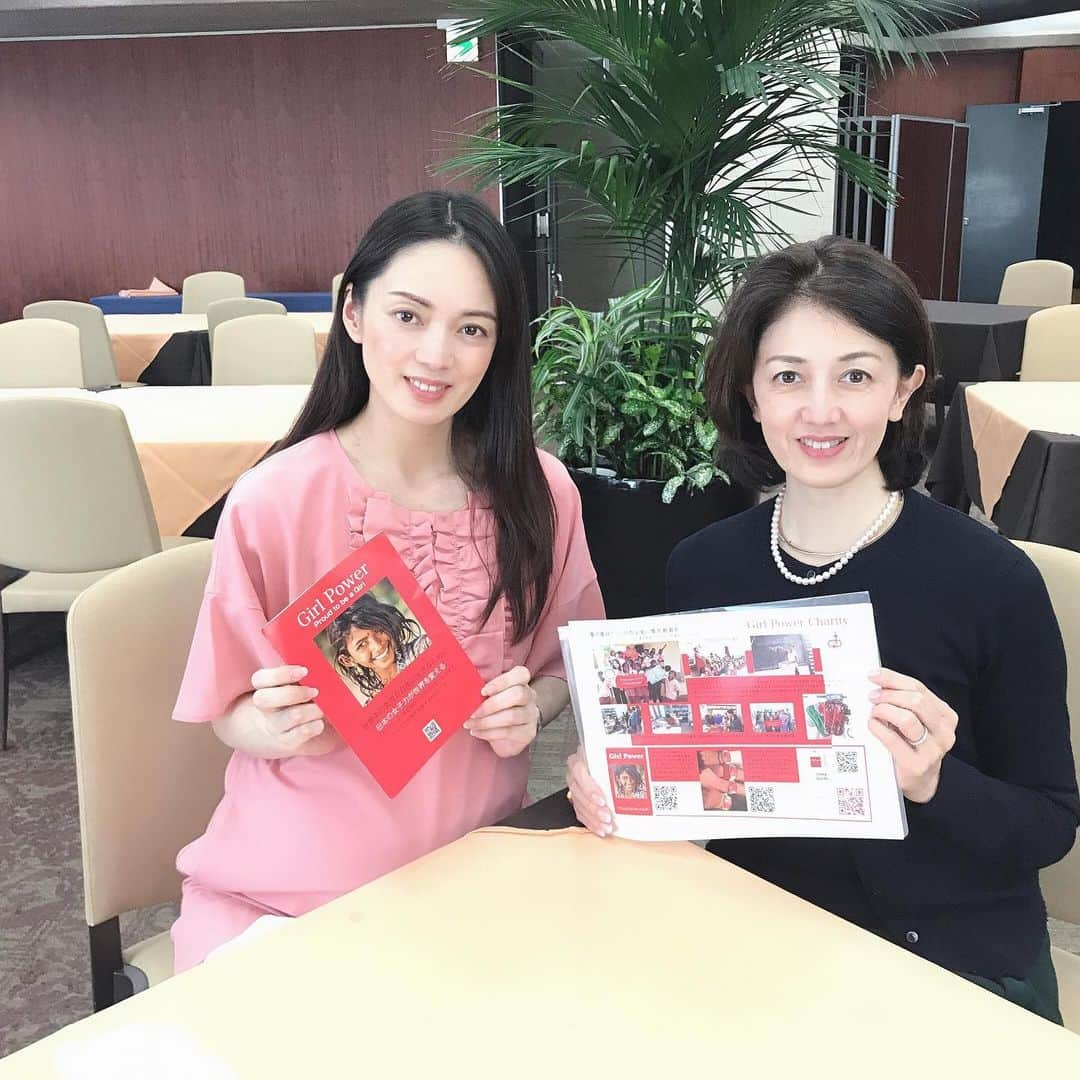 小西さやかさんのインスタグラム写真 - (小西さやかInstagram)「ガール・パワーの勝恵子理事とミーティング。ガール・パワーは、「女性が自由に生きるための女子教育提供NGO」です。チャリティーを行い、インドでは、生理は不浄のものとされ、生理中の女性は家畜小屋に放り込まれたり、妊娠のメカニズムも教えられない状況ですが、衛生的な布ナプキンを提供し、同時に衛生教育も行っています。その他にも、理系進学を希望する女子中高生に対して、キャリア形成に必要な情報や教育プログラムの提供を行っています。 . 少しでもご協力できるよう、産後復帰したら私も講演をさせていただく予定です。化粧品検定の2級の生活習慣美容や肌悩み講座を予定しています(^^) また、日程決まりましたらお知らせしますね。活動にご共感いただいた方は是非、ご参加くださいね！ . <妊婦コーデ> ワンピース ：＆LOVE（アンドラブ) #アンドラブ#andLOVE#双子タレント#ANDO #妊婦コーディネート #日本化粧品検定 #化粧品検定#コスメ検定　#ガールパワー　#ガールパワーチャリティーパーティー #ボランティア　#布ナプキン　#布ナプキン生活 #生理　#生理学　#リケジョ　#理系女子 #理系大学生 #リケジョと繋がりたい #女性ホルモン #女性の働き方 #女性の自立 #女性の生き方 #女性の品格 #妊娠10ヶ月 #妊婦　#妊婦コーデ」11月3日 11時01分 - cosmeconcierge