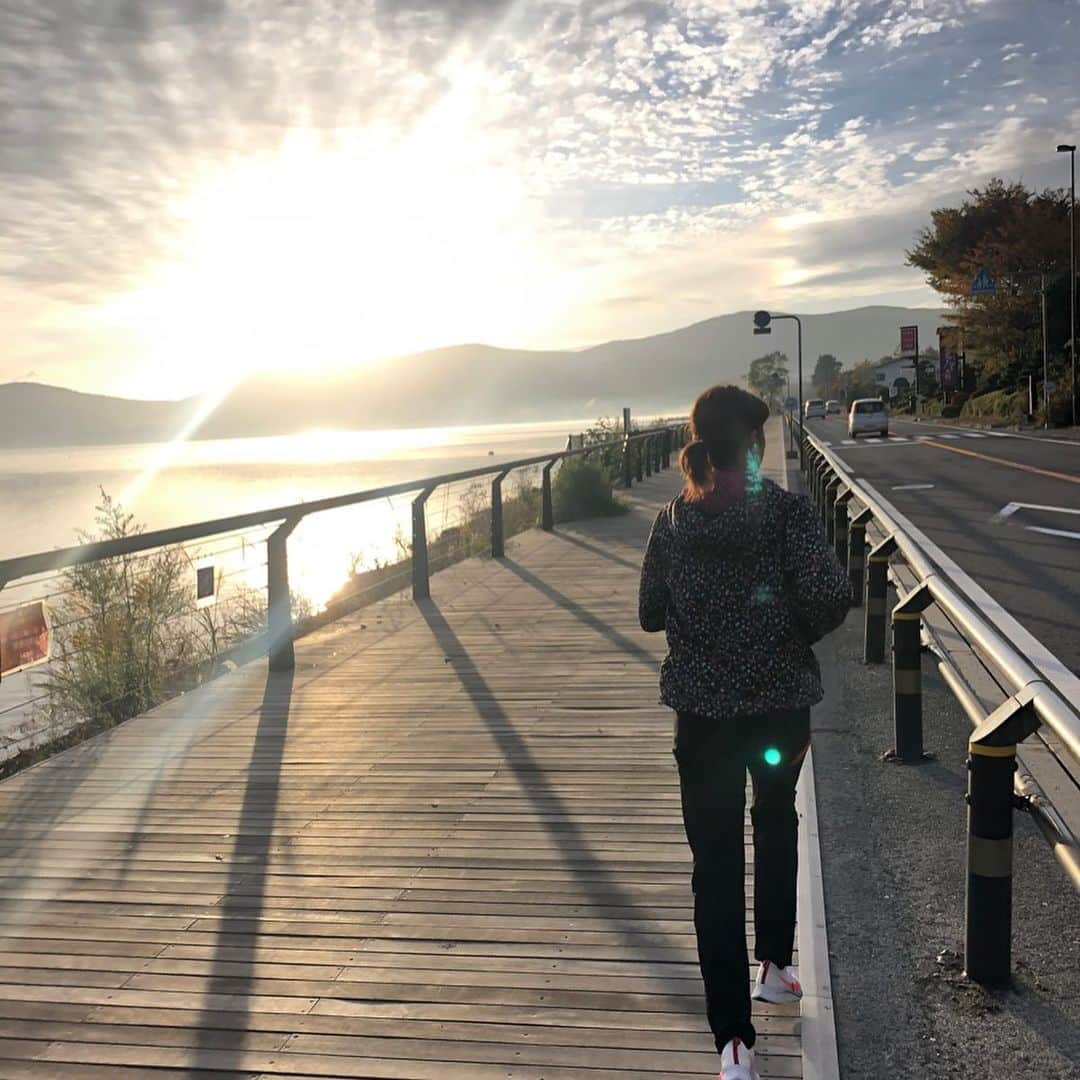 齋藤優紀さんのインスタグラム写真 - (齋藤優紀Instagram)「山中湖10kmラン😊 気温5度とかでめっちゃ寒かった💦 白鳥もいて可愛かった😊  #ssa #サマースタイルアワード#サマスタ #腹筋女子 #筋トレ女子 #fitnessgirl #アブクラックス #アブクラックス女子 #インスタダイエット #スポーツウェア #トレーニングウェア #フィットネスウェア #筋トレ #トレーニング #ジム #フィットネス #筋肉 #ダイエット #ワークアウト #ボディメイク#beauty#エニタイム #anytimefitness #ウォーキング#ウェア#体幹#体幹トレーニング#富士山#コーユー倶楽部#山中湖」11月3日 11時05分 - yuki_fit0828