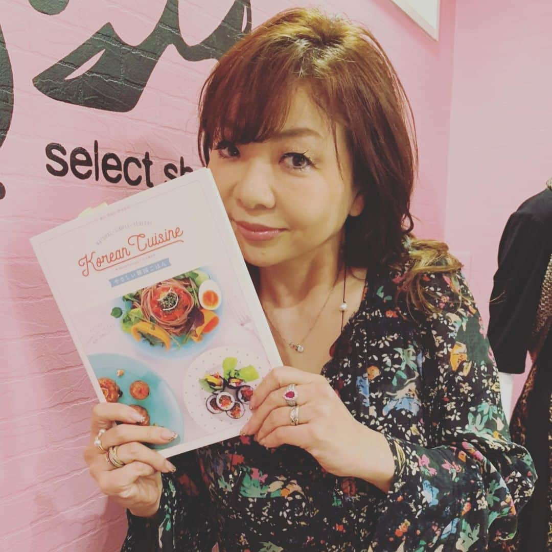 モモコさんのインスタグラム写真 - (モモコInstagram)「先日のトークショーの司会の古家さん、むちゃんこ韓国詳しい！ 一緒に韓国旅行したいわ！ 奥様、本だしてらっしゃる！これでうちのパパの韓国料理の腕があがるわ😊  明日は、名古屋です！名古屋の皆様、観てね〜。 ○11/4(月)CBC「チャント！」15:49〜  #ハイヒールモモコ #👠 #👠🍑 #CHANEL #シャネラー #グルメ #韓国 #旅行 #古家正亨 さん」11月3日 11時16分 - highheel_momoko