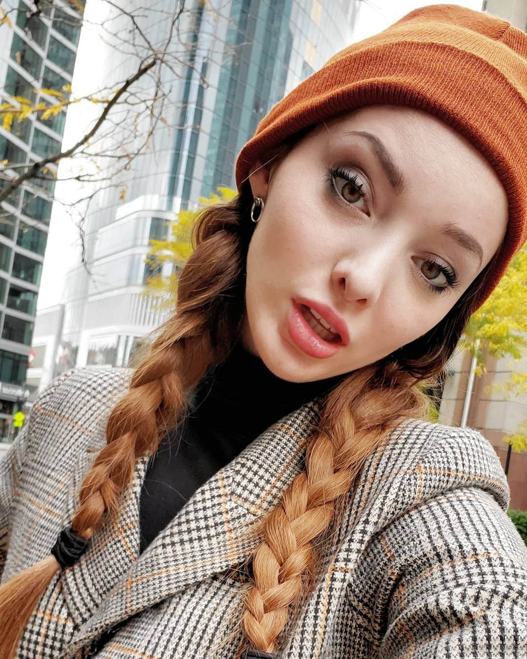 エマ・デュモンのインスタグラム：「I'm moving to Boston with my cousin!!! (If you know, you know) EDIT: Guys I'm not really moving」