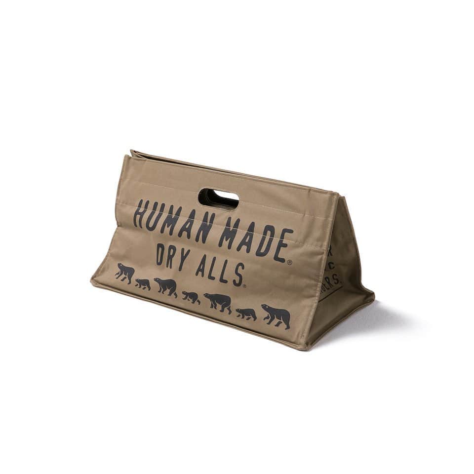 HUMAN MADEさんのインスタグラム写真 - (HUMAN MADEInstagram)「"LOGO BOX TOTE BAG" now available in store and online. www.humanmade.jp  キャンバス地のボックス型トートバッグです。コンパクトに畳める作りが特徴で、 開口部分を塞ぐフラップはマジックテープ仕様、そしてインサイドポケットも装備しています。 Foldable box style canvas bag with Velcro closures and logo graphic print.」11月3日 11時27分 - humanmade