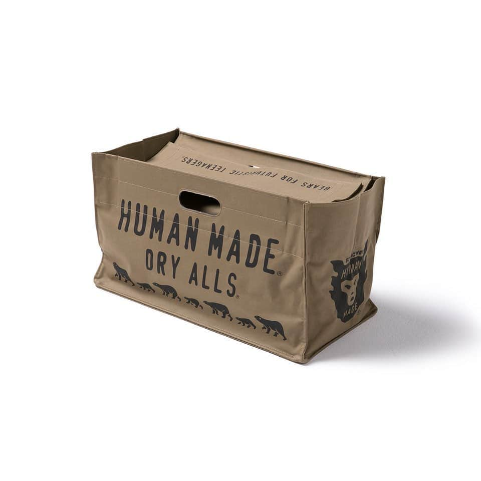 HUMAN MADEさんのインスタグラム写真 - (HUMAN MADEInstagram)「"LOGO BOX TOTE BAG" now available in store and online. www.humanmade.jp  キャンバス地のボックス型トートバッグです。コンパクトに畳める作りが特徴で、 開口部分を塞ぐフラップはマジックテープ仕様、そしてインサイドポケットも装備しています。 Foldable box style canvas bag with Velcro closures and logo graphic print.」11月3日 11時27分 - humanmade