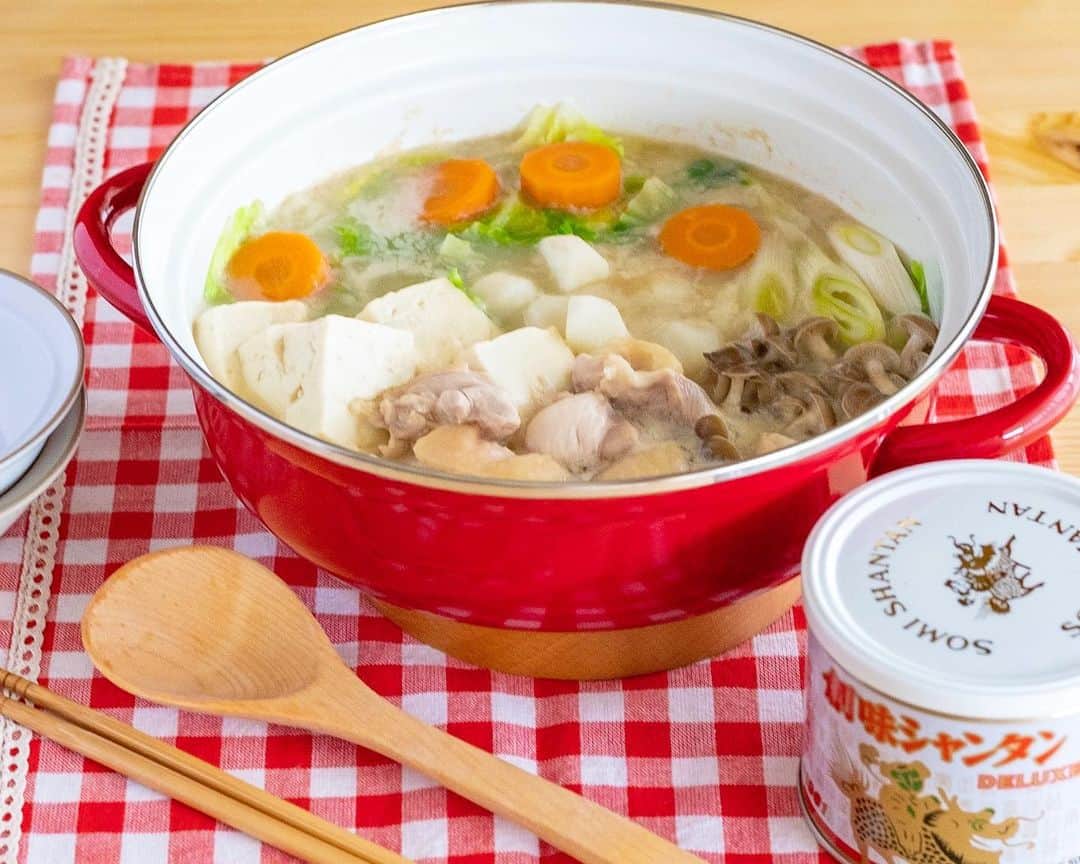 haru.さんのインスタグラム写真 - (haru.Instagram)「. おはようございます＊ . 今回、創味食品×フーディーテーブル @foodietable.jp 様のモニターコラボ企画にて、 #創味シャンタンDX と #創味のつゆ をモニタープレゼントしていただきました♩ . さっそく、創味シャンタンDXを使用し、 お野菜たっぷりの豆乳鍋を作りました！ . お鍋のスープの味がこれひとつで決まる！ とっても簡単に、濃厚美味しい豆乳鍋が完成しました✨ . これからの季節、創味シャンタンDXがあれば、 豆乳鍋やキムチ鍋など、鍋料理を手軽に美味しく作ることができちゃいます！ . シメはうどんやラーメンが合いそう♡ 今回は豆乳うどんにしましたよ。 美味しかったです！ . . さてー3連休…らしいね？笑。 特になにも変わらない…日曜日。 . 箱根は一部の地域で混んでいる様子。 この前の台風被害で、電車動いてないからね。 バスと車、さらに登山鉄道の代行バスで渋滞してるんじゃないかな。 途中交互通行だし、 ハッキリ言ってしまうと、 今年の秋冬は箱根オススメしませんw . 大名行列やってんだっけね…。 まあ、湯本ならまだマシ…か？ Googleマップ見てると真っ赤だけどもw . とりあえずワタクシは自宅でお仕事ザンス。 がんばろっと。 . みなさまも良い日曜日を♡ . . . 「創味食品×フーディ―テーブル」のモニターコラボ広告企画に参加しています。 . . #シャンタン鍋 #鍋 #アレンジ鍋 #フーディーテーブル #フーディストモニター」11月3日 11時38分 - colorful.haru_tk19