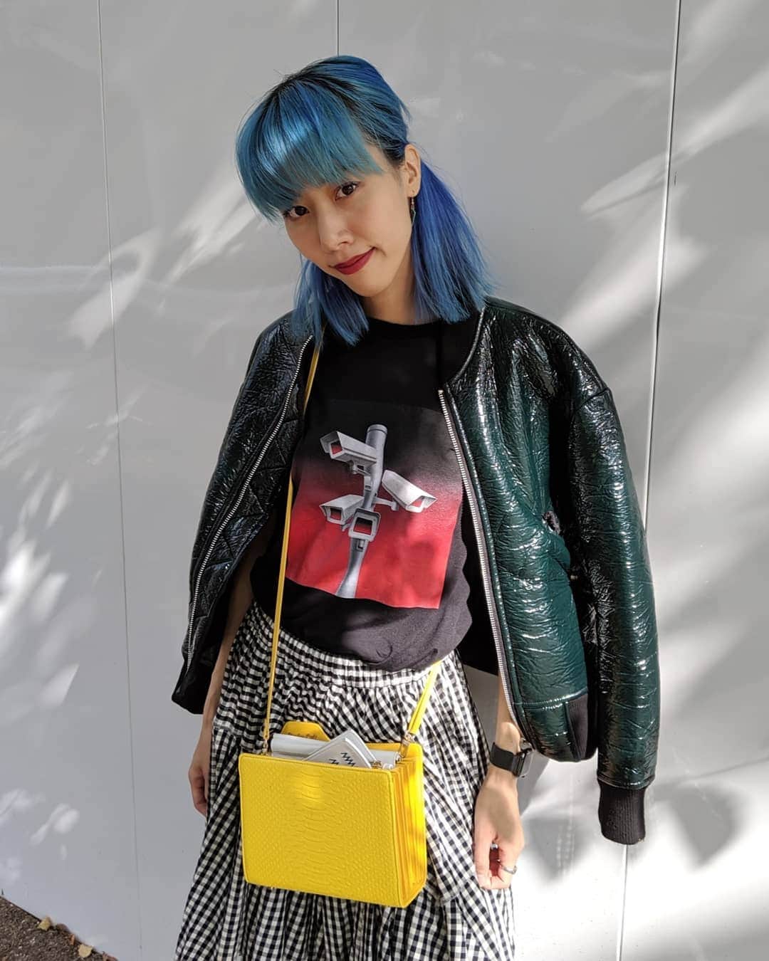草野絵美のインスタグラム：「Geek mom style 2019 🤳🍂🍂🍂 親ぽさと子ぽさ、オタクぽさとエレガントさが共存した秋コーディネートです📁 . #ootdfashion . . jacket @johnlawrencesullivan_official  #surveillancecameras tee + #folderbags @studiocult.co  #ginghamskirt @commedesgarcons  shoes @grounds.official @giddy_up_official」
