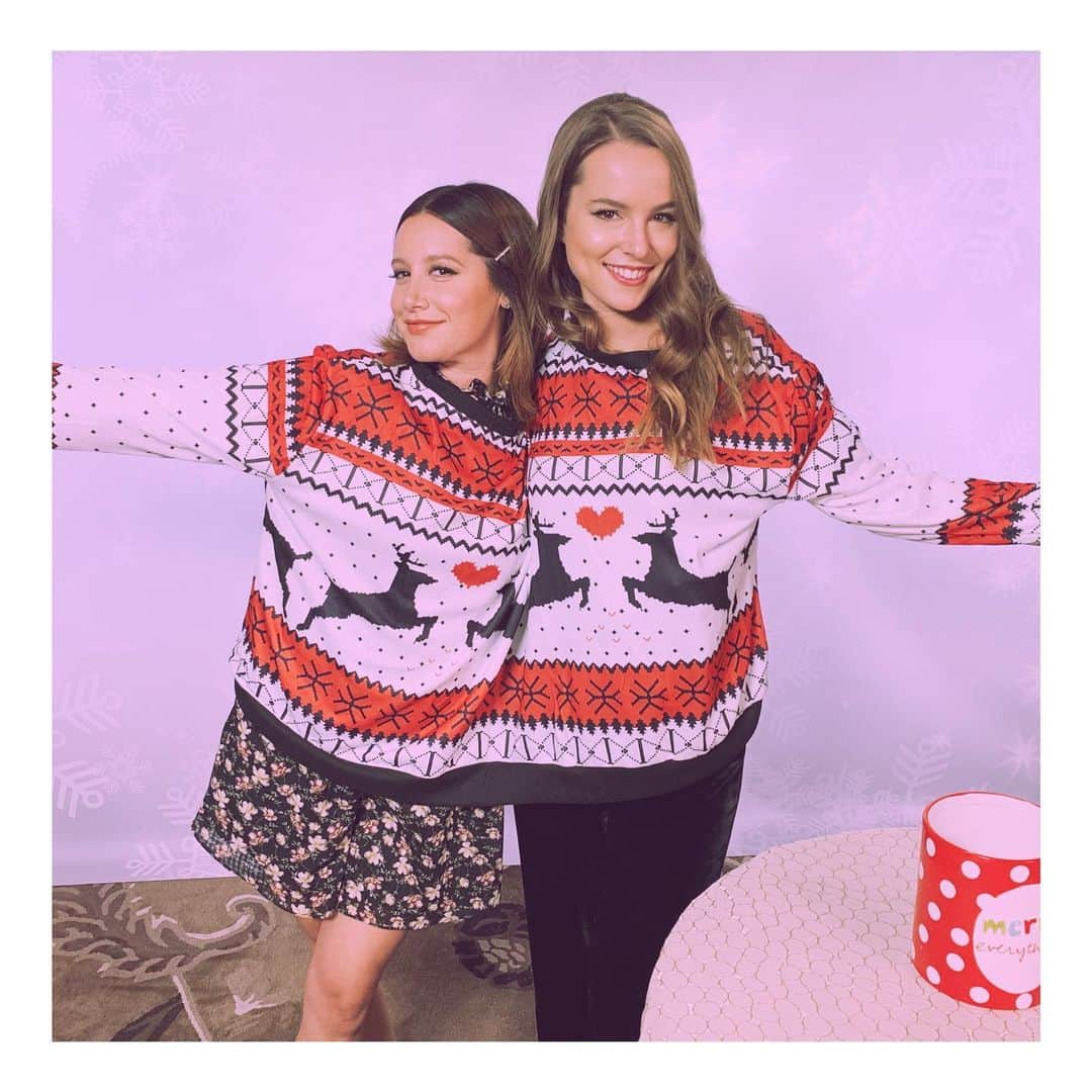 ブリジット・メンドラーのインスタグラム：「Joined at the hip 😜🌲🎉💜 #merryhappywhatever coming at you so sooooooon! Nov 28」