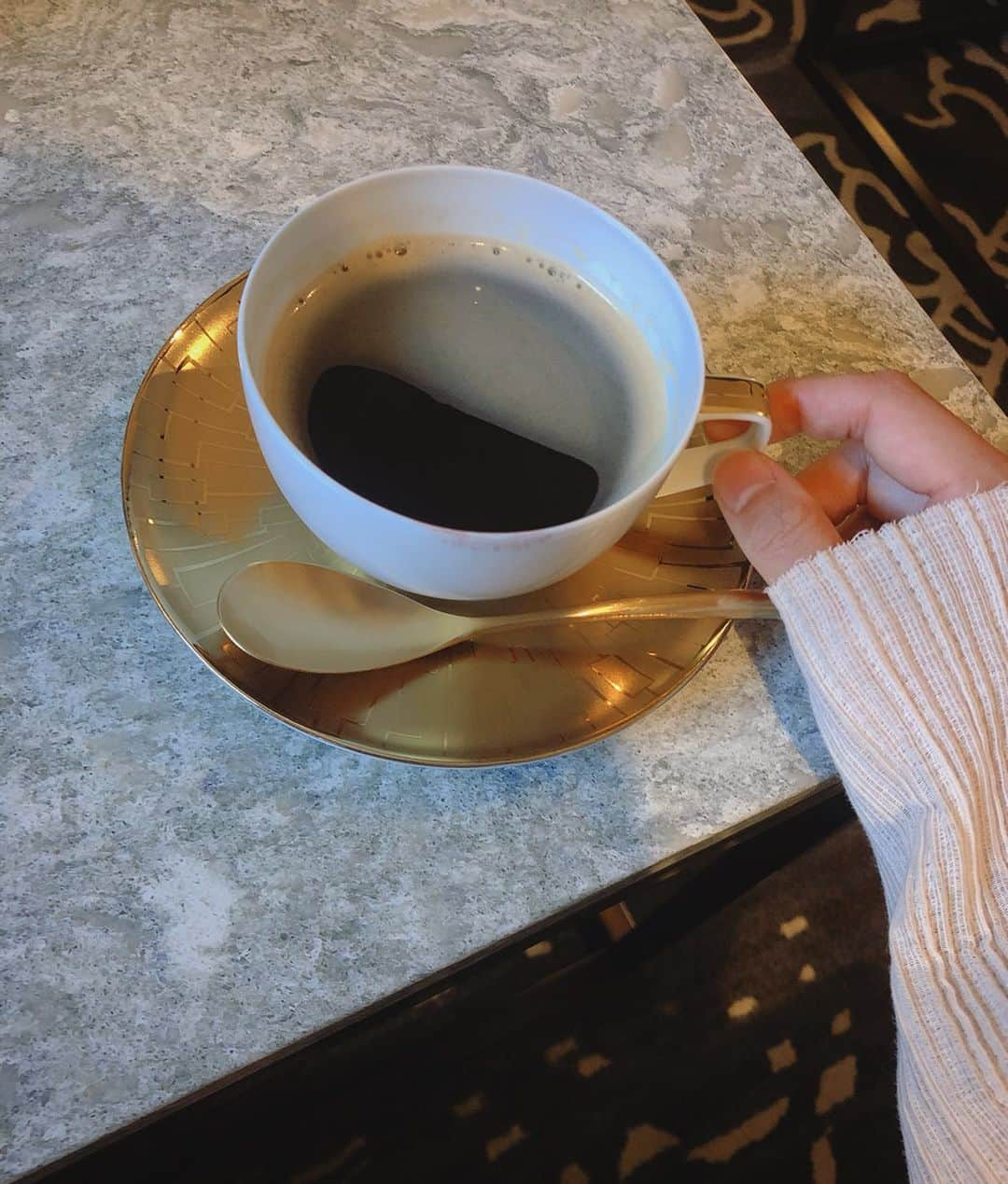 鬼辻麻衣さんのインスタグラム写真 - (鬼辻麻衣Instagram)「☕️ 昨日は、ゆったりとお茶できて 楽しかったな〜☕️🖤 ・ 今日もみんなに会える😚 ・ そろそろ用意しよ。 #京都悠洛ホテル #Mギャラリー」11月3日 11時50分 - kitsumai