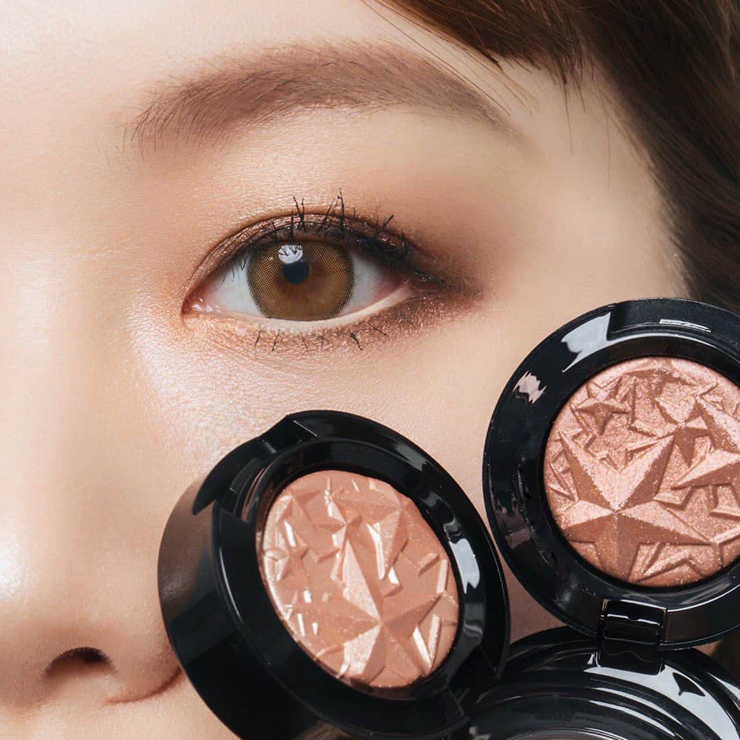 M∙A∙C Cosmetics Japanのインスタグラム：「ㅤ #MACクリスマスコフレ2019 を使ってホリデーメイク❄️ デイリーにもパーティにも使えるブロンズブラウンとピーチピンクのアイシャドウを重ねて、目元にまばゆい煌めきをまとって✨ ㅤ ㅤ ↓↓使用メイン製品↓↓ スターリー アイド キット[スモーキー] (アイシャドウ2色、アイライナー、マスカラ、限定ポーチ付き) ※公式オンライン ショップで売り切れの場合、お近くのM･A･Cカウンターへお問い合わせください。 ㅤ MAKEUP & MODEL: YURIA FUJITA PHOTO: @takaki_iwata ㅤ #MACHoliday ㅤ ㅤ ㅤ ㅤ ㅤ #MACCosmeticsJapan #MACコスメ #MACCosmetics #コスメ #メイク #ホリデー #コフレ #クリスマスコフレ #クリスマスコフレ2019 #ホリデーシーズン #クリスマスプレゼント #アイシャドウ #アイメイク #セルフメイク #コスメ購入品 #ホリデーコフレ #ラメ #makeup #cosme #cosmetics #holiday #holidaymakeup #holidaycollection #holidays #holiday2019」