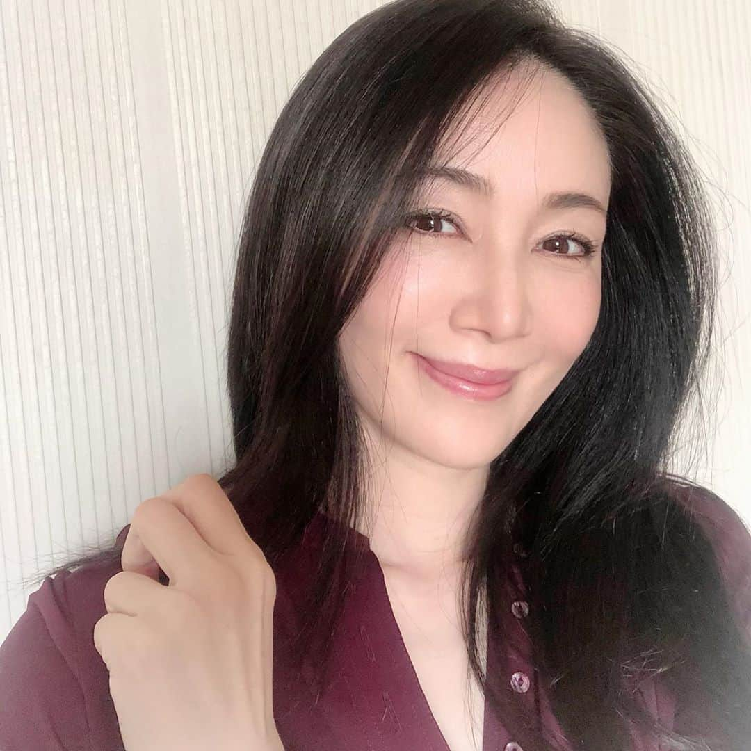 坂村かおるさんのインスタグラム写真 - (坂村かおるInstagram)「皆さん、秋晴れの三連休 如何お過ごしですか？  移動中、風邪ひいてる人も多いみたい😷  そろそろ私もインフルエンザ予防接種してこよ。  良い週末をお過ごしくださいませ。  #レジェンド美魔女#はっしゅたぐ#坂村かおる #国民的美魔女コンテスト#投票してね#映像のまちあしかが#三連休」11月3日 12時03分 - kaoru.sakamura