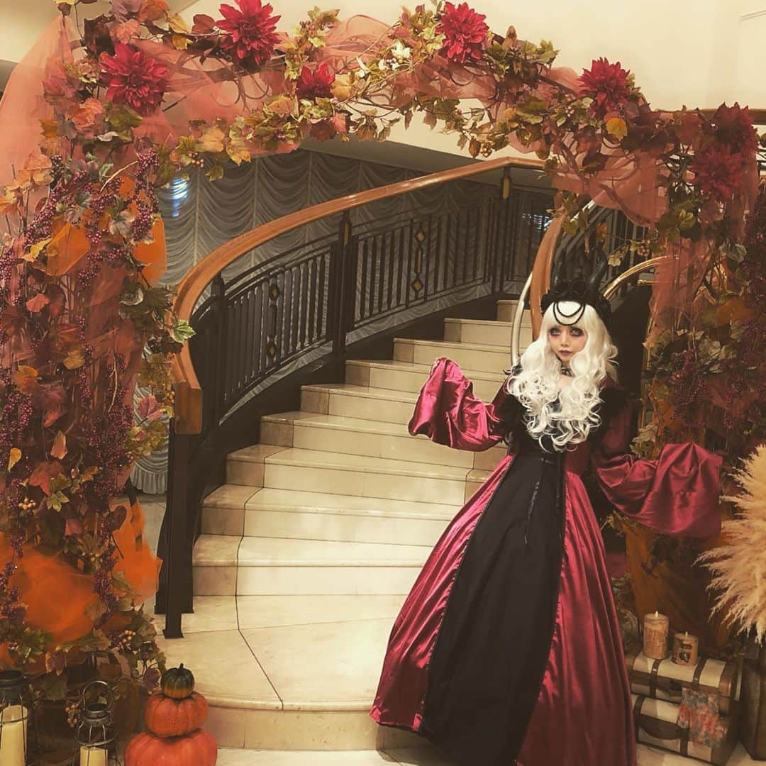 咲本弥生のインスタグラム：「🎃ハロウィンイベント世界戦へ進出🎃  たくさんの目標を叶えてくれてありがとう。  過去最高のスコアも記録できた✨ + + #stream #streamer #HALLOWEEN #仮装 #魔女 #シペラス #ジャックオーランタン」