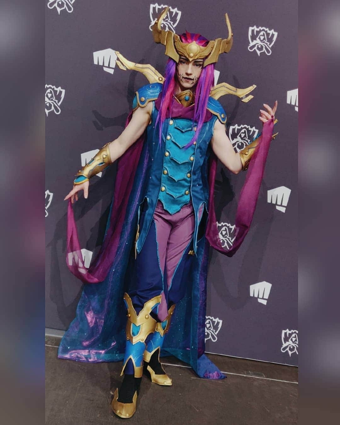 Geheさんのインスタグラム写真 - (GeheInstagram)「here's my surprise! Today @leagueoflegends brought me along with many other amazing cosplayers to the World's Semifinals and I debuted my human Aurelion Sol design. I had this cosplay on my mind for a long time (I'll show you the concept art of the design I made when I take good pics of the cosplay!) #LeagueOfLegendsCosplay #LeagueOfLegendsCosplay #ArtofLegends #AurelionSol #LoLcosplay #AurelionSolCosplay #Geheichou #Worlds2019」11月3日 23時05分 - geheichou