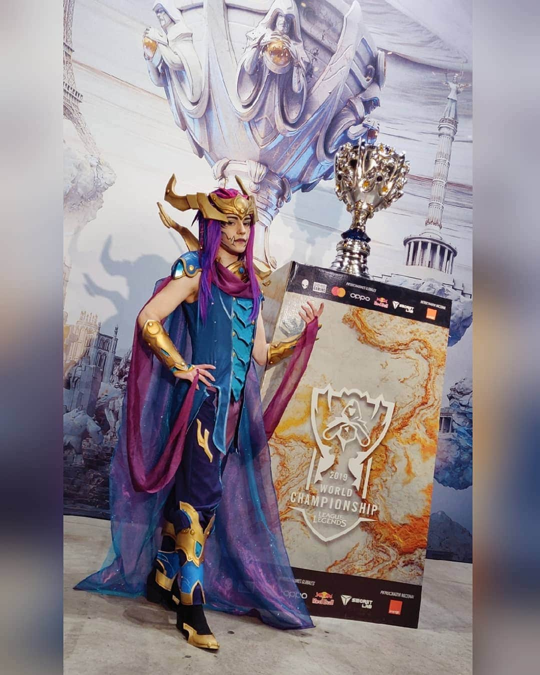 Geheさんのインスタグラム写真 - (GeheInstagram)「here's my surprise! Today @leagueoflegends brought me along with many other amazing cosplayers to the World's Semifinals and I debuted my human Aurelion Sol design. I had this cosplay on my mind for a long time (I'll show you the concept art of the design I made when I take good pics of the cosplay!) #LeagueOfLegendsCosplay #LeagueOfLegendsCosplay #ArtofLegends #AurelionSol #LoLcosplay #AurelionSolCosplay #Geheichou #Worlds2019」11月3日 23時05分 - geheichou