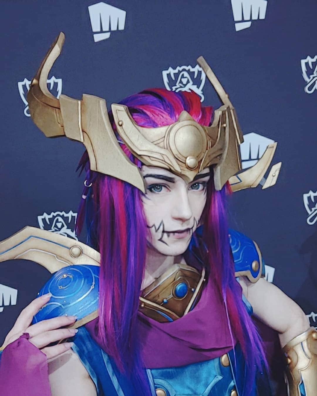 Geheさんのインスタグラム写真 - (GeheInstagram)「here's my surprise! Today @leagueoflegends brought me along with many other amazing cosplayers to the World's Semifinals and I debuted my human Aurelion Sol design. I had this cosplay on my mind for a long time (I'll show you the concept art of the design I made when I take good pics of the cosplay!) #LeagueOfLegendsCosplay #LeagueOfLegendsCosplay #ArtofLegends #AurelionSol #LoLcosplay #AurelionSolCosplay #Geheichou #Worlds2019」11月3日 23時05分 - geheichou