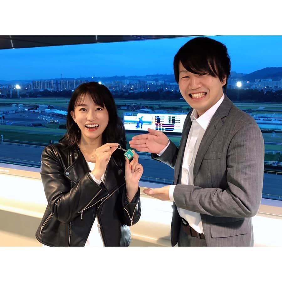 のインスタグラム：「今日のロケは鈴木ショータさんとご一緒させて頂きました☺️ 楽しかったー！ありがとうございました🙌 ⁑ 競馬場をより一層綺麗にするための活動に取り組んでおられるショータさん。 このキーホルダーは #うまペディア ネットSHOPでゲットできるそうですよ😉 ⁑ この時期大活躍のレザージャケット。 @brahmin_fsf で買いました✨ ⁑ ⁑ ⁑ #ハズレ馬券はゴミ箱へ #ロケ#撮影 #東京競馬場 #府中#競馬#umajo #ootd#coordinate  #レザージャケット #ライダース #まりなる#津田麻莉奈」