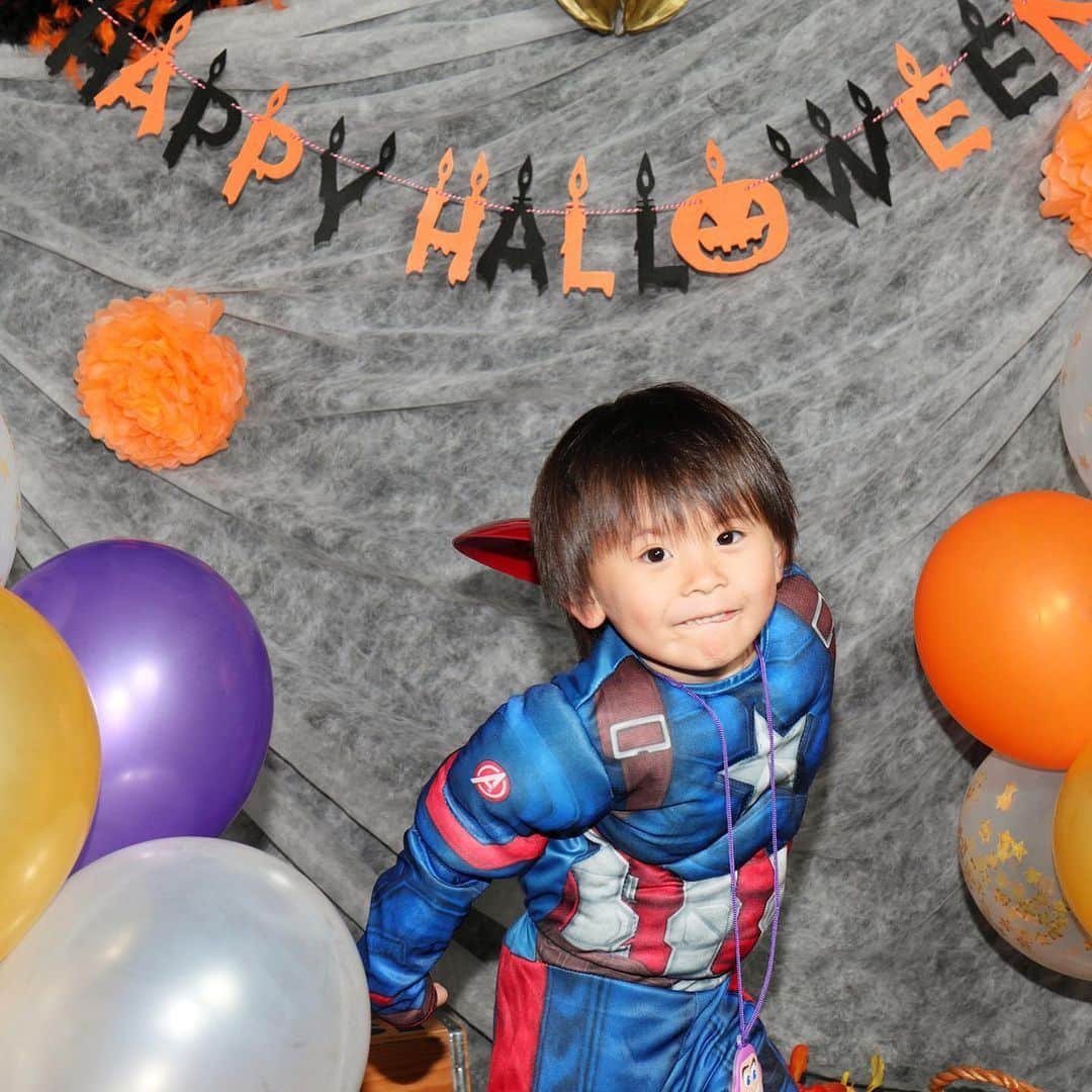 町田亜里香さんのインスタグラム写真 - (町田亜里香Instagram)「ハロウィンイベント🎃の時に カメラマンさんに 撮ってもらった写真📸♡ やっぱりプロは違うなぁ🥺💓 . . 4枚全部買っちゃった🙆‍♀️❤️ . . #カメラマン #ハロウィンコスプレ  #ハロウィン仮装 #ハロウィン  #5歳 #5歳男の子 #キャプテンアメリカ #年中さん #年中 #行事」11月3日 23時00分 - ari_gram_111