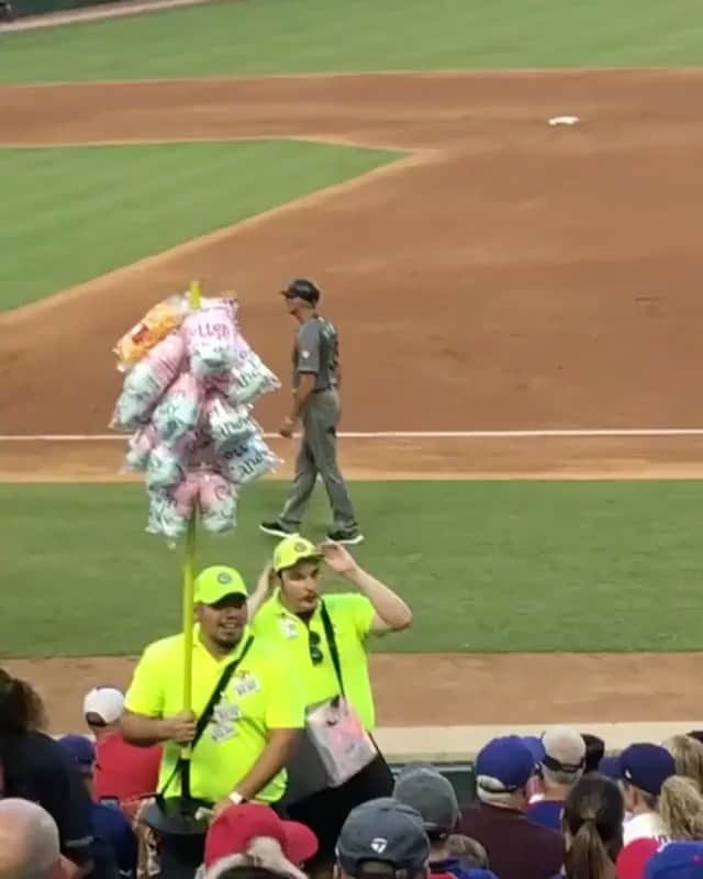 The Best From Vineのインスタグラム：「“When your love for hotdogs turn into your job.” . 📹 @jacobstites1 . Follow @bestofbviral for more amazing videos. . . #hotdog #work #screaming #baseball #hotdogman #baseballgame #funny #yelling #sports #comedy」