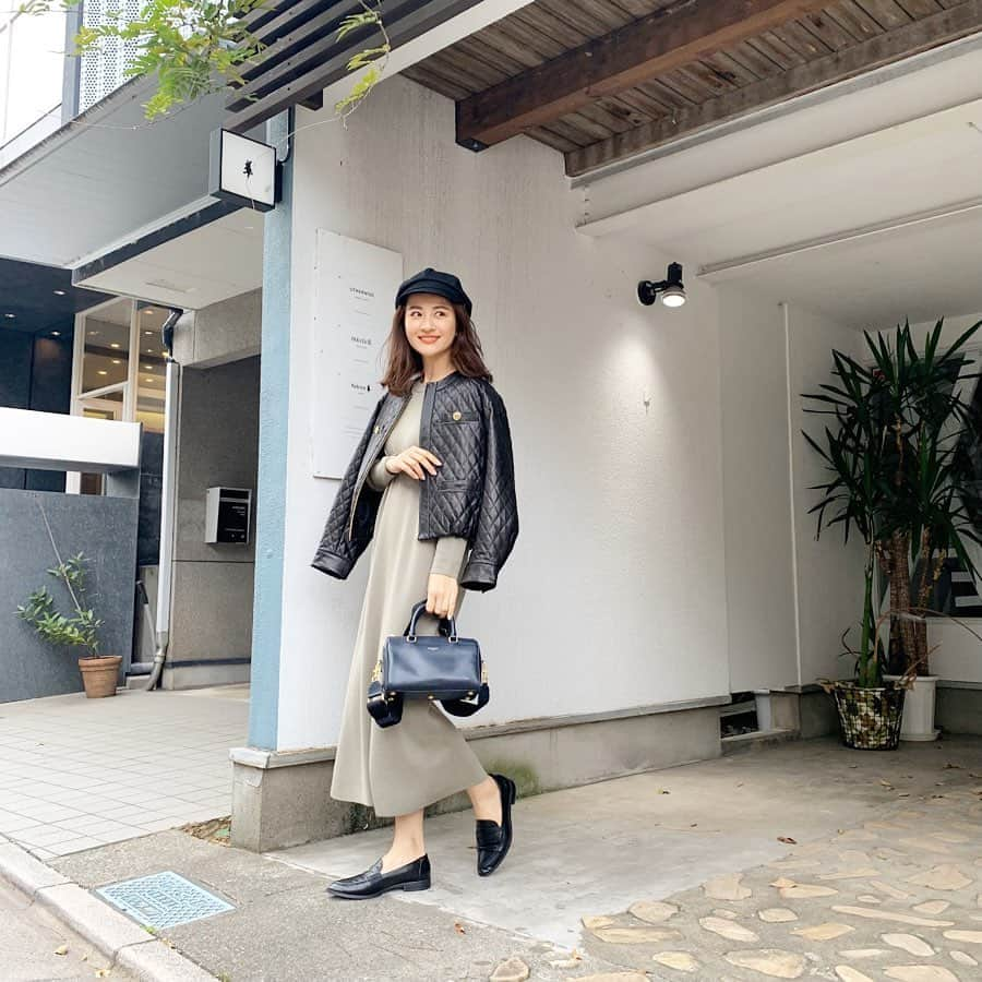 中瀬古ゆきなさんのインスタグラム写真 - (中瀬古ゆきなInstagram)「撮影の日の私服☺️❤️ ・ 今年のレザージャケットは @graceclassofficial のです！✨ 持ってなかったので出会えて嬉しい😭❤️ ノーカラータイプでちょいゆるな シルエットが物凄くお気に入り🤤💕 ・ すとんとしてる絶妙カラーのワンピースは @s_essentials_ です♡ どちらも今季調達したお洋服たちです🙏 小物は愛用歴2.3年目の相棒。笑 ・ 4枚目は珍しくわんぱくショット🤣🧡 カメラマンは @shiorinsuzuki 🐶 ・ #fashion #code #coordinate #ootd #outfit #jaket #graceclass #essntials #ysl #photo #Autumn」11月3日 21時38分 - yuch1129