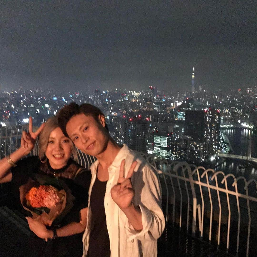 SHiNさんのインスタグラム写真 - (SHiNInstagram)「今日で2年目の結婚記念日でした！ . いつも笑わせてくれてありがとう！！ いつも元気と幸せをもらってます！！ . これからも末長く宜しくね😊 相棒🙌  #記念日 #夫婦  #天才的に面白い人 #鳥が天敵」11月3日 21時46分 - shin_radiofish_