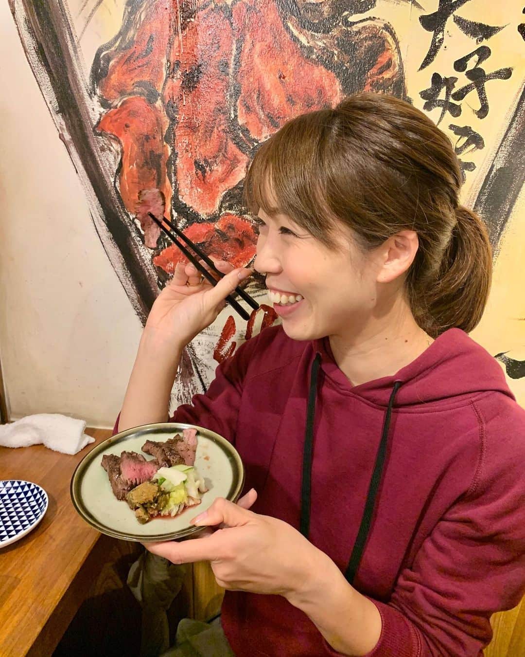 のインスタグラム：「.﻿ #横浜マラソン﻿ #神戸マラソン﻿ #大阪マラソン﻿ 私のゆかりの地での大型都市マラソンが近づく...﻿ ﻿ マラソンの遠征って﻿ 食べるもの悩むよね‼️﻿ 何食べよう🤔﻿ これ食べたいけど、どこいこう🥺﻿ ストーリーで可能な範囲でお店について﻿ 答えていきます✔️﻿ ﻿ ﻿ せっかくだから美味しいもの食べて﻿ エネルギーチャージしたいもん❤️﻿ ﻿ ﻿ そんな私は﻿ 牛タンチャージ🐮﻿ ﻿ ﻿ 肉厚の焼きタン・茹でタン﻿ 舌鼓❤️❤️﻿ ﻿ ﻿ 茹でタンはお箸で切れるほどの﻿ 柔らかさだったー❤️﻿ ﻿ -----------------------------﻿ 🚃 #自由が丘﻿ 👟 徒歩30秒　ほんとすぐ！﻿ 自由ヶ丘1-12-9﻿ 🍴 #いろ葉 @jiyugaokairoha ﻿ -----------------------------﻿ ﻿ #runner #マラソン女子﻿ #走って食べてプラマイゼロ﻿ #フードハンターまい #牛タンいろ葉」