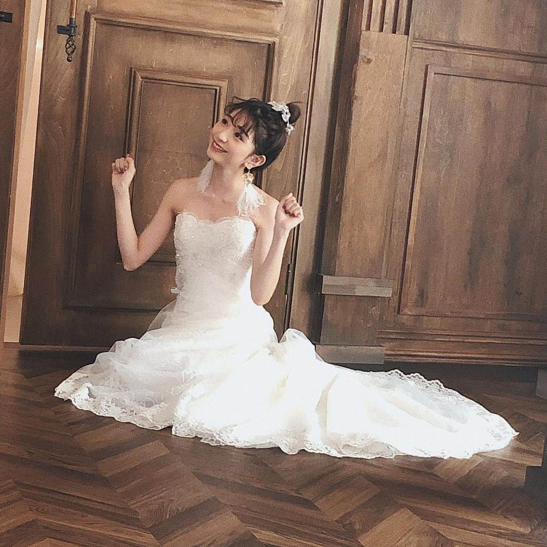 松尾 瞳さんのインスタグラム写真 - (松尾 瞳Instagram)「#フォトウェディング シリーズ👰🏼❤︎ . ソロショット撮ってもらう待ち時間 👦🏻と喋ってる様子、、 #なにそのポーズ . #ウェディングフォト #前撮り  #スタジオルミナス東京 #韓国  #プレ花嫁 #関東花嫁 #花嫁 #韓国フォトウェディング #夫婦 #カップルフォト #couplephoto  #ウェディングドレス #結婚 #結婚式 #ヘアアレンジ #ウェディングヘア  #studio_luminous_tokyo . #ゆーきひとみのウェディング🤵🏼👰🏼」11月3日 21時49分 - hitomimatsuo.09