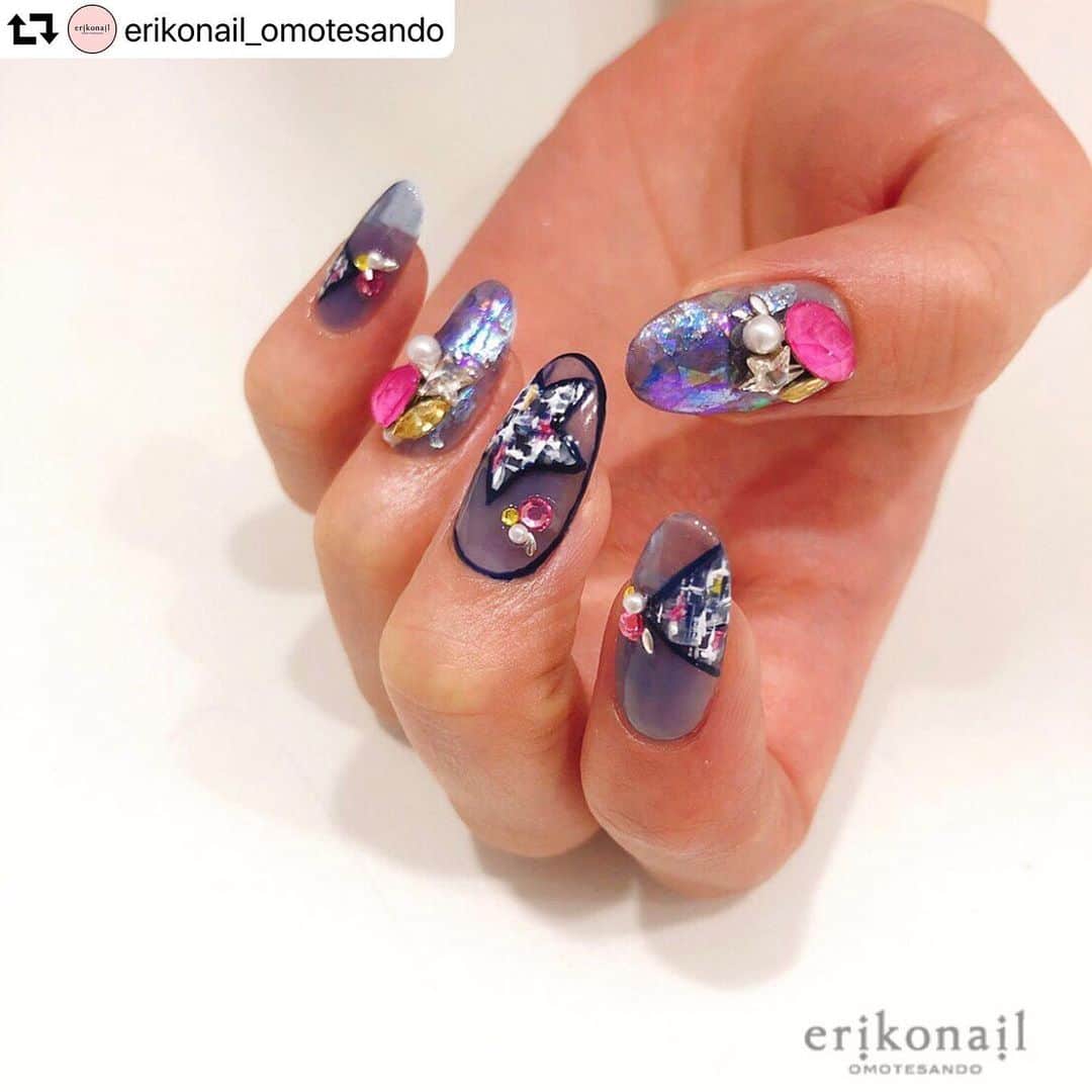 黒崎えり子さんのインスタグラム写真 - (黒崎えり子Instagram)「NAIL MAX12月号デザイン✨ #repost @erikonail_omotesando ・・・ 続♡ミーハーガールの冬はスクエアとクリアに決まり” の企画でご紹介させて頂いたデザインです♡ ・ クリアスカで長さ出しをして 冬にぴったりなツイードモチーフです⭐️ OMOTESANDO  渡部 亜矢子 ・ #nailmax #ネイルマックス #クリアネイル #ロングネイル #erikonail渡部亜矢子  #erikonail #morecouture  #モアジェル #クリアスカルプチュア#ジェルネイル #冬アート#ネイルサンプル #表参道ネイルサロン #ネイル雑誌 #黒崎えり子 #星ネイル#ツイード#ツイードネイル #nail#nails#nailart#naildesign #네일#젤네일#美甲#美甲師 #ネイビーネイル#表参道ネイル」11月3日 21時55分 - erikonail