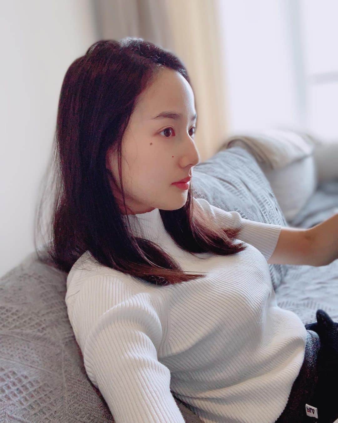 高嶋香帆のインスタグラム：「横向き、、🙇‍♀️ . 今日受けたヨガレッスンが スタイルのいい外人さん率が高くて、 最近痩せ気味の私はメリハリがないヒョロヒョロボディで情けなくなりました😨✨ . 見る人、周りにいる人で意識って変わるよね！ . 運動へのやる気が湧いてきたよ🔥 . ヨガは筋トレにもなるし、 精神的なリラックス、リフレッシュも出来るしで、 心にも身体にも心地良くて好きです☺️ . 先日、事務所の先輩である滝裕可里さんのヨガレッスンも受けたんだけど、 見られる仕事をしてきた滝さんならではの視点でヨガを教えて頂き、より興味が湧きました🤔✨ . ストイックな滝さんのインスタは見てるだけでモチベーションが上がりますよ😎👏💕 @takiyukari_official . まずは太陽礼拝を一人で出来るようになりたい🧘‍♀️ (初歩中の初歩です。笑)」