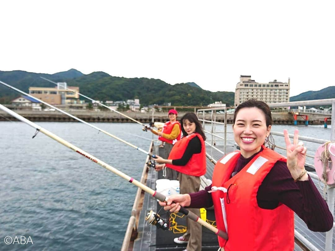 服部未佳さんのインスタグラム写真 - (服部未佳Instagram)「昨日放送のハッピィインスタグラム📷浅虫で海釣りに挑戦しました🐟 あどばるーん小野さんに手取り足取り教えてもらって…楽しかったです😆 結衣ちゃんは小野さんを釣ったり草を釣ったりしていました☺️かわいいっ💘 千尋さんは釣れなくてぷーって顔していました☺️ぷぷぷ #浅虫海づり公園 #釣り #浅虫 #ハッピィインスタグラム」11月3日 21時51分 - mikahattori_aba