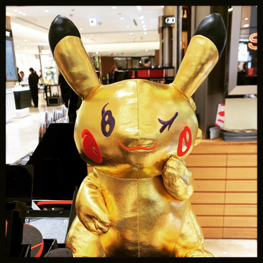 知華さんのインスタグラム写真 - (知華Instagram)「2019.11.03 shu uemura❌Pokemon💄 発売日過ぎたから売ってないかな〜 と思ってたら GINZA SIXは完売😢 だけど三越にはあった〜🤗🧡 店頭にいたピカチュウ、 女の子で可愛い。  #shuuemura #pokemon #shuuemurapokemon #pikachu #ポケモン#ポケットモンスター #ピカチュウ#メスピカチュウ  #尻尾がハートなので女の子ピカチュウ #女の子ピカチュウ #make #アイシャドウ #eyeshadow #メイク落とし #cute #lovely #💓 #紙袋も可愛い」11月3日 21時53分 - tomoca1204