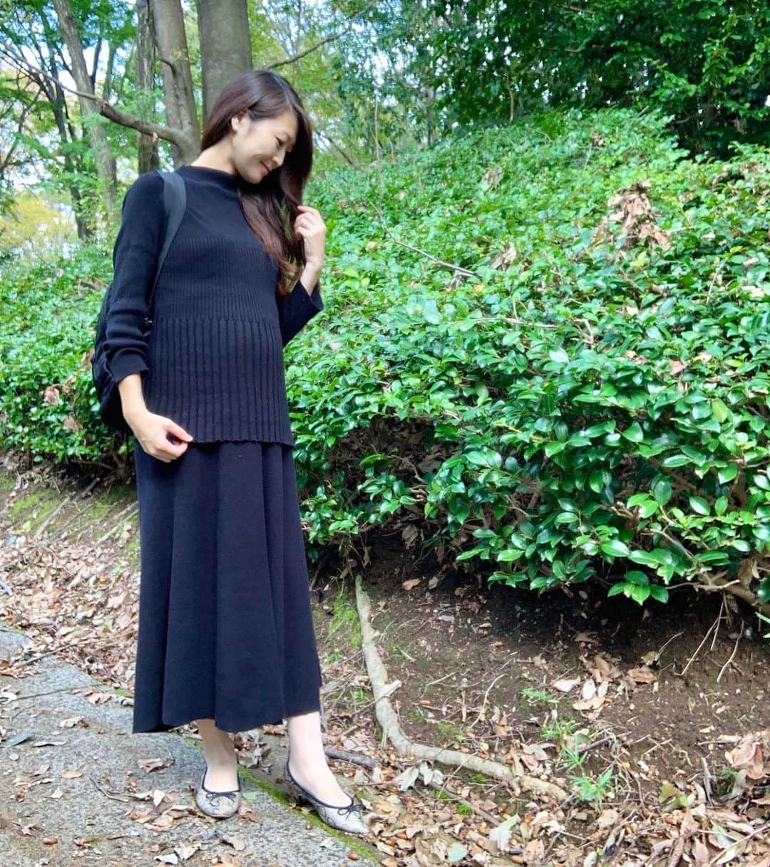 花田浩菜のインスタグラム：「#公園コーデ 🌿 1週間ちょっと前に#里帰り してから、パパの来る休日は遊び場や公園に連れて行ってもらうのが定番になってきた🙌🌿 公園に行く日はフラットシューズ×リュックがマスト！ . . @chocoa_official の黒ニットセットアップは#マタニティ だけでなく、トップスの両脇にファスナーがついていて、開けると#授乳ケープ のようになるので#授乳コーデ としても使えます❤️ 上下別々に使えるのもほんと助かる😍 ここ1.2週間、お腹が苦し過ぎてマタニティボトムスも苦しいから、ニットスカートやワンピースばかり。 まだ出てきては困るけれど、お腹が苦し過ぎて産める時になったら1日でも早く産みたい#妊娠9ヶ月 😅 2回子供を妊娠してつくづく、今の便利なグッズが溢れる世の中で妊娠・子育てできてて有り難いなあと思う今日この頃です😭🙇‍♀️ . . #公園コーデ #赤ちゃんのいる生活　#2人目妊娠中 #12月出産予定 #妊娠9ヶ月 #男の子ママ #女の子ママ予定 #ママライフ #マタニティライフ #マタニティ #マタニティコーデ #マタニティーコーデ #CHOCOA #l4l #happy  #happydays」