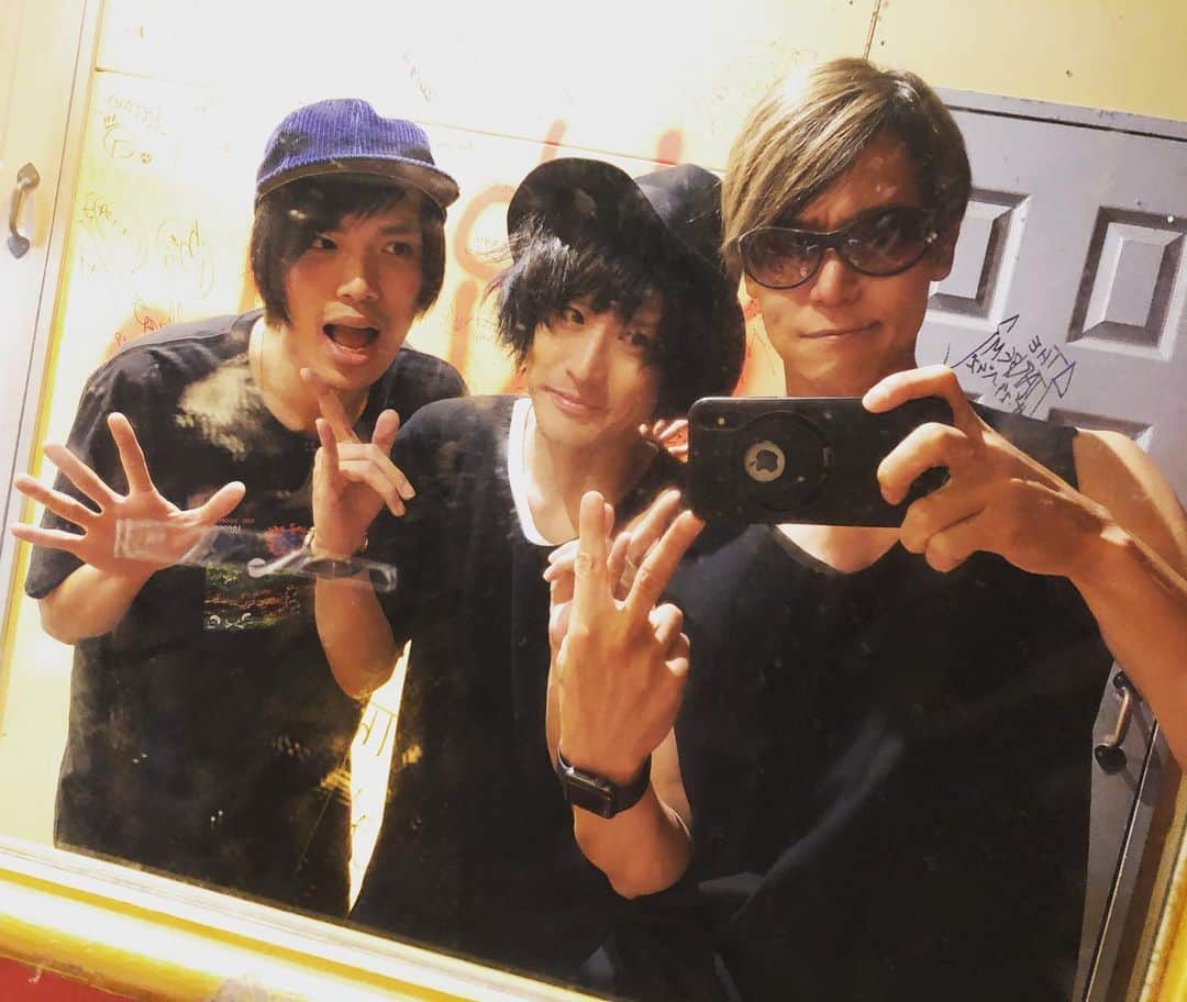 SHINPEIのインスタグラム：「2019/11/3(日) 渋谷Malcolm﻿ ﻿ "The Soloist #1"﻿ ﻿ 宮川依恋(NEXTRADE) ﻿ ×﻿ 涼木聡(Yeti)﻿ ×﻿ SHINPEI(BREAKERZ)﻿ ﻿ 3人それぞれの持ち味が出た、とても素敵なアコースティックライブの時間でした！﻿ ﻿ 特にライブの最後でセッションした時の、3人で歌ったハーモニーは心地よかったなぁ。﻿ 素晴らしいシンガー達と一緒に共演出来て幸せでした！また集まりましょう。﻿ ﻿ 観に来てくれた皆さん、ありがとう！﻿ 是非 #NEXTRADE も #Yeti も #BREAKERZ も応援してね(^ ^)」