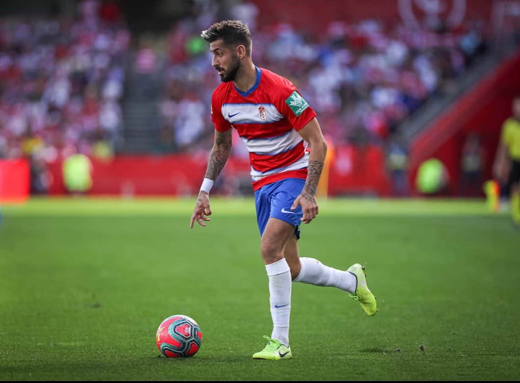 アルバロ・バディージョのインスタグラム：「Gran partido que tenemos hoy en Los Carmenes. Os esperamos!!! 🏟🙌🏻 #GranadaRealSociedad #VamosGranada #Eternalucha ⚪️🔴」
