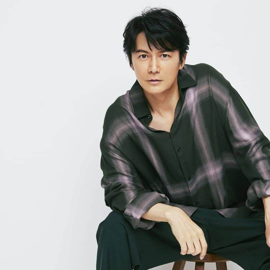 のインスタグラム：「【 福山雅治 週刊誌取材に「こっそり撮ってますもんね？」】 撮影：黒沼諭（aosora） 「こっそり撮って載せていることはありますもんね？　ああいう写真もどれを使うか選ばせてもらえるとうれしいなぁ（笑）。取材を受けてないのに載っていると、僕も事務所もザワザワしちゃうんですよ」 笑いながらもチクリとけん制されてしまったのだが、このたび福山雅治（50）に取材を申し込んだのは、主演映画『マチネの終わりに』（11月1日公開）について話を聞くため。福山と石田ゆり子が共演する本作は大人のラブストーリーで、本誌読者世代に響く内容とあって、切にお願いしての取材実現となった。 「みなさんを非日常の世界にお連れできる作品になっていると思います。“こんなことがあったらいいな”とか“こういうことが起こったら私ならどうする!?”とか――」 ※詳細はプロフィールのリンクからWEB女性自身へ スクープダイジェストをストーリーで公開中！  #福山雅治 #マチネの終わりに #主演 #映画 #石田ゆり子 #ラブストーリー #晩酌 #スーパードライ #マヨネーズ #女性自身 #いいね #フォロー」