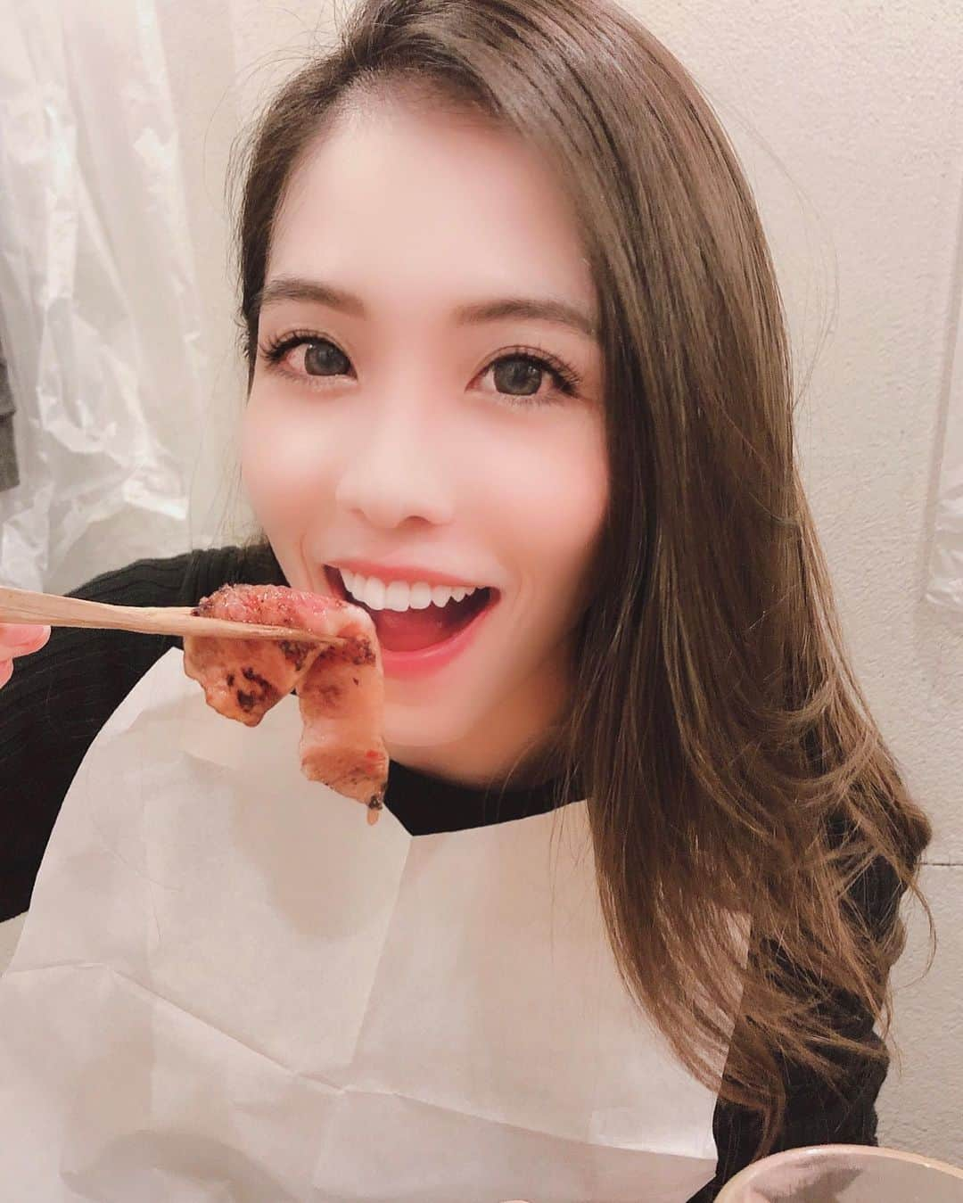 浦田麻緖さんのインスタグラム写真 - (浦田麻緖Instagram)「本日2019年11月3日❗️私、明日バースデーを迎えます🎂  すでにフライングメッセージや連絡をくださった方💕ありがとうございますっ😊  毎年お誕生日を迎えると、沢山の方々からメッセージ頂き、あぁ〜ほんとに素敵な方々に恵まれてるな〜と幸せな気分になるのです🍀  皆様、いつもいつも本当にありがとうございます❤️25歳を越えたくらいから、自分が何歳なのかわからなくなってきますが、、、笑🐣 私にとってこの一年、31歳の年は、なんだか色々とありすぎて❗️ある意味思いもよらない変化の年でもありました。人生色々ありますね🦋 明日からまた歳を重ねて新しい一年のスタート✨明日からの浦田麻緖もどうぞよろしくお願いします🥺🤲 さて❗️ 31歳最後の日は、、、焼肉でしめます🥢🍻笑  #誕生日 #前夜 #焼肉 #happy #birthday #love #近江牛」11月3日 22時02分 - mao.urata