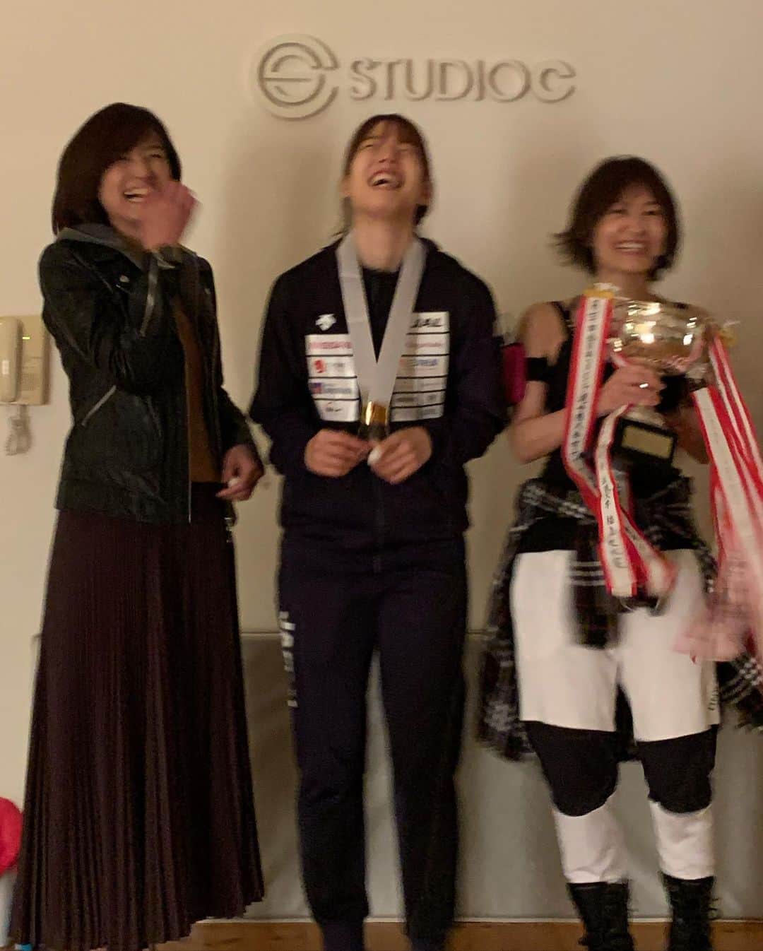 樫木裕実さんのインスタグラム写真 - (樫木裕実Instagram)「③全日本フェンシング選手権大会 @emura_misaki  江村美咲選手の表彰式を見届けてから高揚する中 夜レッスンの為にスタジオへ戻りました。 夜レッスンはそれは厳しい癖トレ。 フェンシングの試合を観て感じた さまざまなことなどが脳裏に焼きついて いつにも増して繊細に厳しく！？癖トレ中 美咲選手と美咲ママがスタジオに 駆けつけてくれました。 私もみんなも嬉しくて大興奮。 おーーーっ！！美咲ちゃん おめでとう〜🎉 ママもおめでとう〜🎊 拍手で迎えました。 生のメダルとトロフィー🏆🏅 色々な思いを知ってるだけに なおさら感激しました☺️ 腰の疲労骨折から2年目の悲願の 2連覇達成‼️ 自分の身体と向き合い努力を惜しまず頑張ってきた 美咲選手の大きな勲章です。 時に厳しく言ったりもしたけれど 私もトレーナーとして曲げないで 自身のボディメイクをはっきりと 貫いて良かったとまた自分自身の 答え合わせもすることができました。 本当にありがとう。  これからまた大きな目標に向かっていく美咲選手。 大好きなフェンシングで勝ちとってもらいたいです。  美咲選手と美咲ママ 親子っていいなぁって心に染みます。  #全日本フェンシング選手権大会 #江村美咲選手 #美咲ママ #フェンシング #2連覇達成 #優勝 #アスリート #腰の疲労骨折から2連覇 #studioc #ボディメイク #樫木裕実 #カーヴィー #親子の絆」11月3日 22時12分 - kashikihiromi