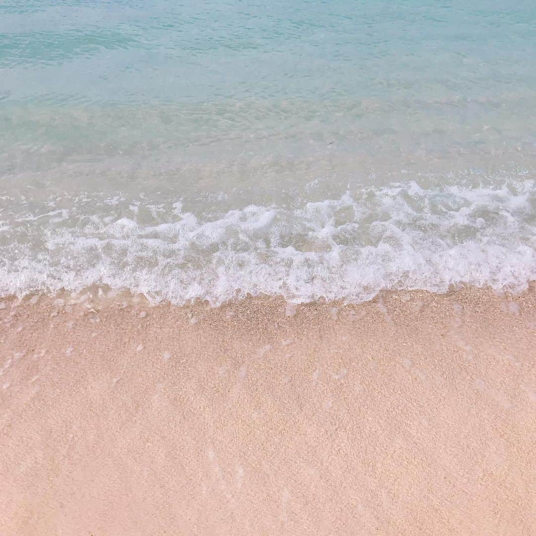 岸本セシルのインスタグラム：「浄化。大事だなぁ。。🧜🏻‍♀️ やっぱり、当たり前だけど、沖縄すきだーー、、沖縄って島も空気も人も…😭👐 でも、もうちょっと東京で頑張って帰ってくるね😊💛 もちろん東京も好きだよ！ 10年も住んでるし、ウチにつくとどこかホッとする☺️ #うちなんちゅin東京 #ユープラ #ケツメイシ #東京 何度聴いたでしょう笑 #私は東京に染まったかな #いや染まれてないな #今回は中学の同窓会で帰りました #一瞬しかいれなかったけど楽しかった #ありがとう #可愛かったで賞？もらったけどめっちゃ冴えない中学高校生活送ってたよ #イケてる女の子達を横目にみてたよ #お腹にタラタラしてんじゃねーよ #うめぼし種飛ばし大会 #毎朝掃除  #放課後1人散歩 #高校デビューもできなかった #懐かしいなぁ #生まれ変わってもイケイケにはなれないんだろな笑 #1日1投稿 #久しぶり」