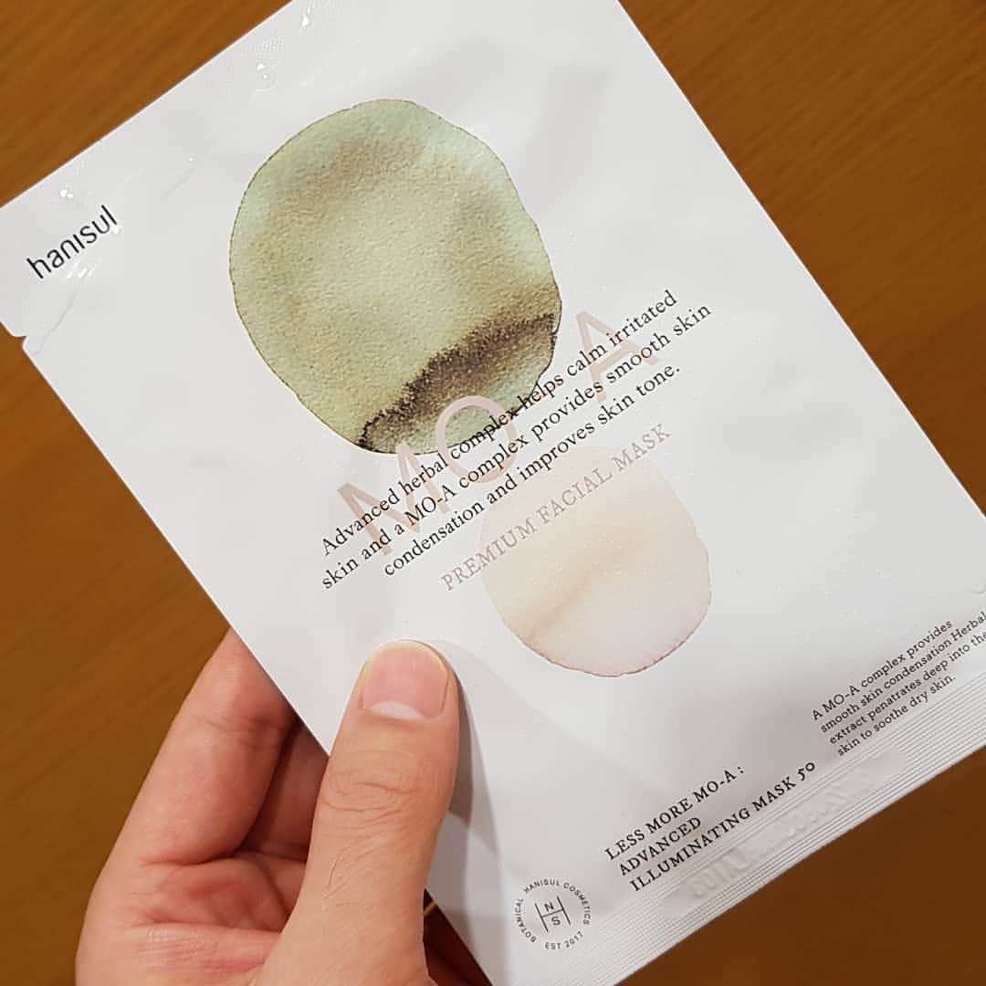 ファン・ドンジュのインスタグラム：「산행후 하루의 마무리는 마스크팩!!!^^ 이제 관리가 필요하다...ㅎㅎㅎ^^ 힐링타임!!! #산행후 #힐링타임 #피부관리 #마스크팩 #하니술 #hanisul #메디컬오 #메디컬오한의원」