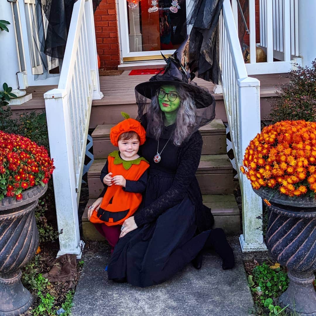 ブリタニ・クラインのインスタグラム：「Our Halloween Trick or Treating was rescheduled for Nov. 2 due to severe weather on Oct. 31, so happy belated Halloween from a witch and a pumpkin. 🎃🧡🍂 #Halloween #Fall #Family」