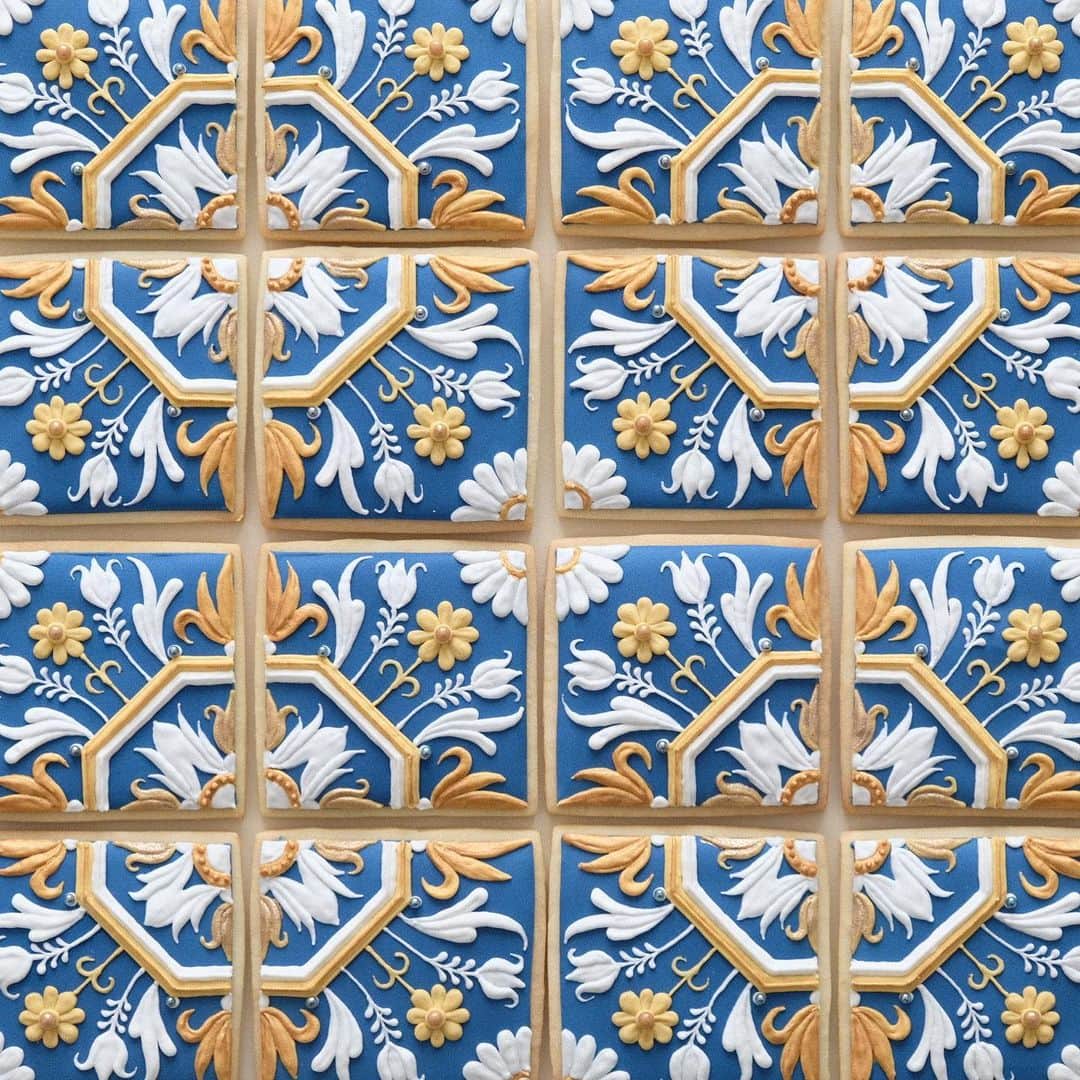 KUNIKAのインスタグラム：「Tile cookies 🔹🔹⚜️🔹🔹﻿ Inspired by Portuguese azulejos!﻿ ﻿ ポルトガルのアズレージョが大好き。 手先の感覚の2年半のブランクを埋めるべく、無心で作ってました。 ネイビーとゴールドと白、好きな組み合わせ⚜️ ﻿ ﻿ ﻿ #artofkunika #sugarcookies #decoratedcookies #cookieart #decoratedsugarcookies #royalicing #royalicingcookies #cookiedecorating #customcookies #cookiesofinstagram #cookiedesign #cookieartist #instacookie #azulejos #azulejo #azulejoportugues #tiledesign #tileart #tiles #アイシングクッキー」