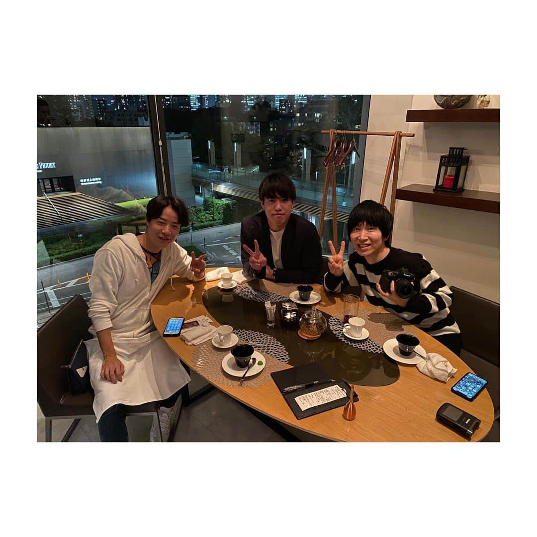 美容整体師川島さん。のインスタグラム：「次なるステップへ！！！ . 土屋社長ご馳走様でした🍽 初フカヒレ堪能できました😎 . よしなりさん！ つなげてくれてありがとうございます🙋🏻‍♂️ . #整体KAWASHIMA #美容整体師川島さん #土屋ひろし  #経営者 #吉成聡」