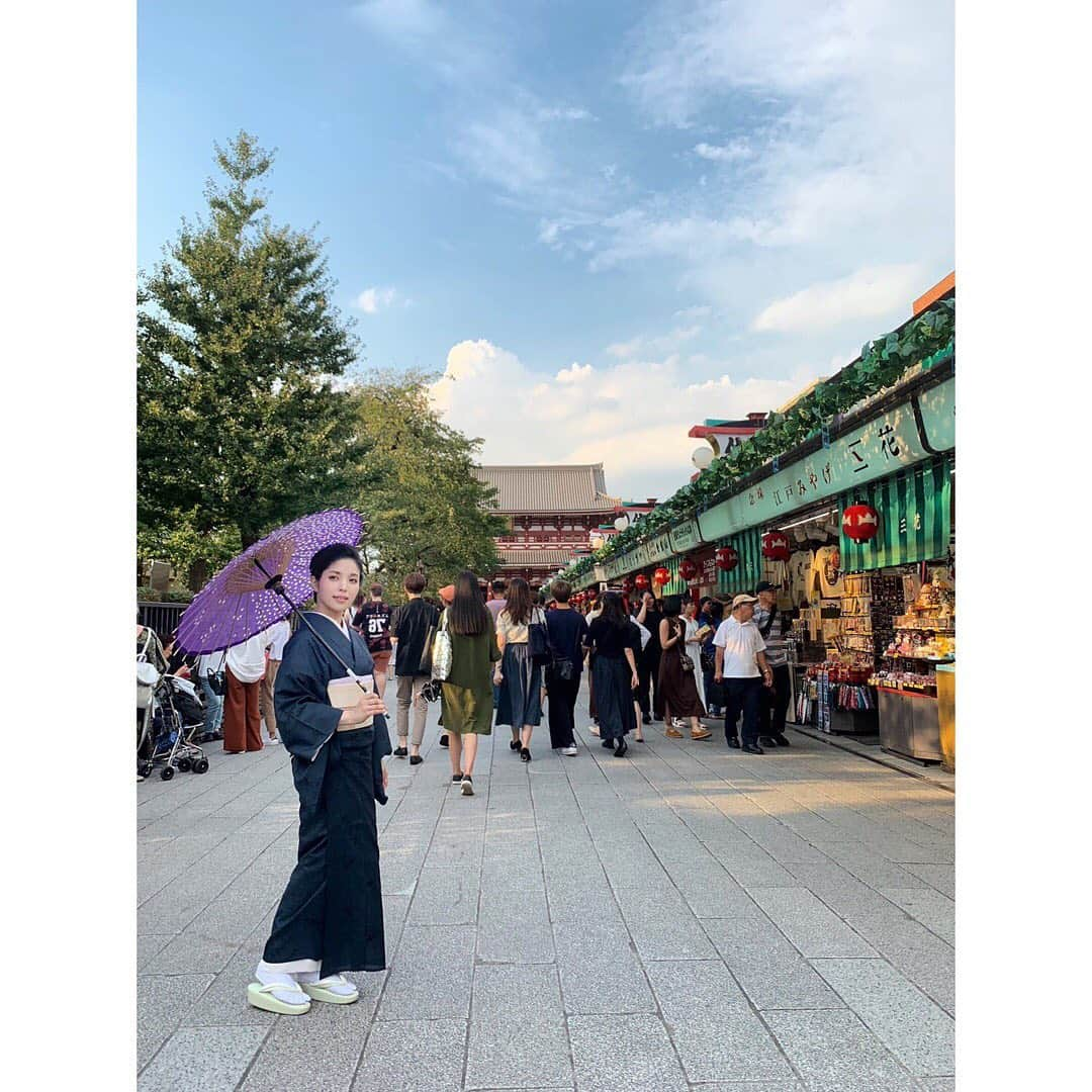 城南海さんのインスタグラム写真 - (城南海Instagram)「November 3,2019  #城南海 #月刊城南海  #kizukiminami #minamikizuki #singer #music #japan #tokyo #photooftheday #shotoniphone #fashion #makeup #instagood #大島紬 #銀座もとじ #万華鏡 #雷門 #浅草 #浅草寺 #和スイーツ  #kimono #oshimatsumugi  #nostalgia #monochrome #kaleidoscope  #sensouji #asakusa  hairmake&photo 加藤リーヌ @cat_rinu」11月3日 22時23分 - kizukiminami