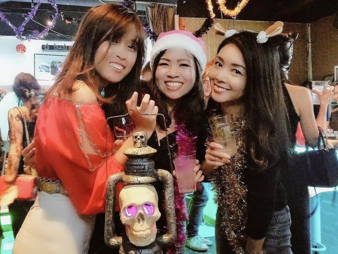 のインスタグラム：「ゆきちゃん,ウィッキー,Eric, みんなでハロウィンパーティへ♬✩.*˚ 私達は10月も終わったから、早くもクリスマスの格好で行ったょ🎅🦌⛄️🎄笑  ホームパーティ的な 身内だけのハロウィンパーティ こういう雰囲気大好き💓  懐メロ流れててテンション上がった⤴︎⤴︎⤴︎✨ ブリトニースピアーズが特に🎶  みながサルサ踊り出して、 テンション上げ⤴︎⤴︎⤴︎✨ 私も久々にサルサステップ踏んでみたょ💓  やっぱりサルサってイイネ👍 楽しい🎶 またちゃんと習って覚えたい❣️ 11月1日だったから、 みんなでポッキー買って食べたり(*'-'*)llll❀.*･ﾟ 本当は11月11日だけどねw  #ハロウィンパーティ　#halloweenparty #christmascostume #party #サルサ #ポッキーの日」