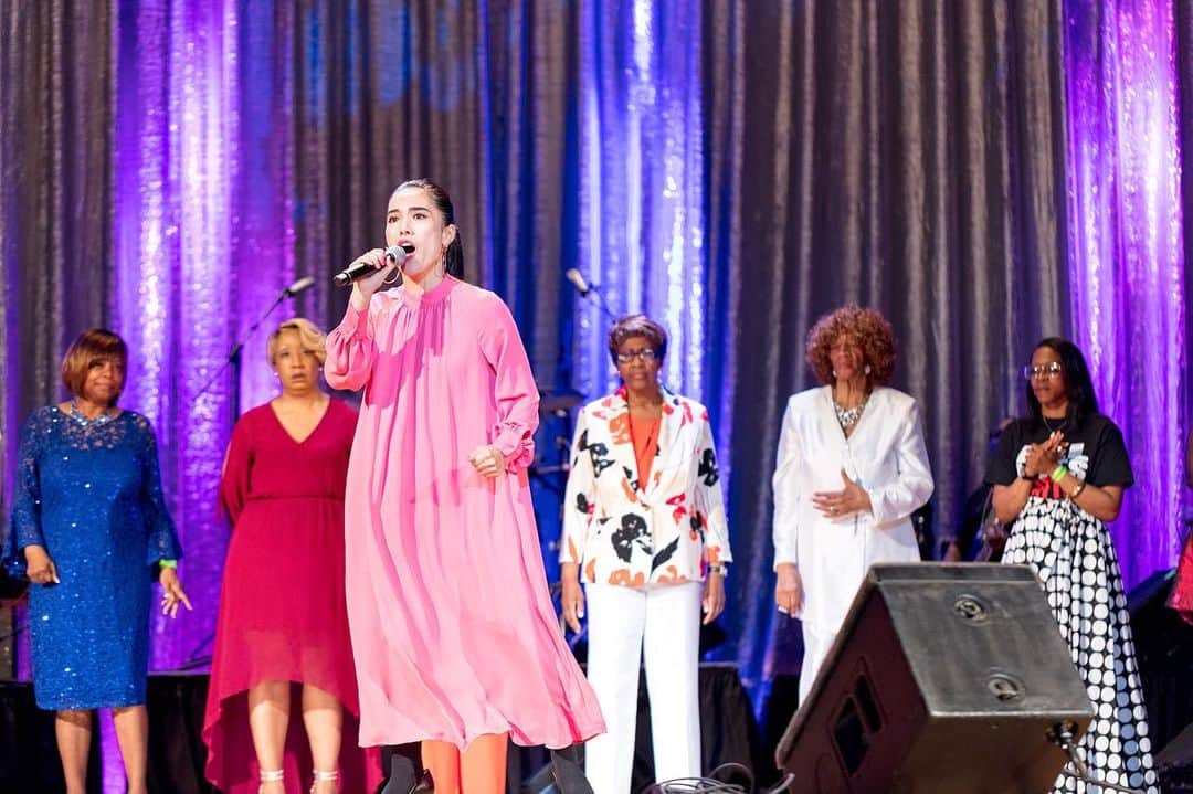 のインスタグラム：「2018年、全米最大のゴスペルフェスト McDonald's Gospel Festに女性のソロ部門のファイナリストとして決勝へ。  2016年から3年連続で出場しました。 光栄なことです。  フルの動画は、TiA channel NY で検索して見てみてくださいね。  何度でも立ち向かう！諦めない！そんな気持ちで挑戦することは、人を大きく成長させてくれる。  #gospel #gospelmusic #ゴスペル　#totalpraise #praise #church #japanese #dress #likeforlikes #followforfollowbac #kirkfranklin #ゴスペルクイーン #love #lord #music #jenniferaniston #lilmama #hiphop #likeforlikes #ibelieveicanfly #ibelieve #ニューヨーク　#pink #music #amazing」