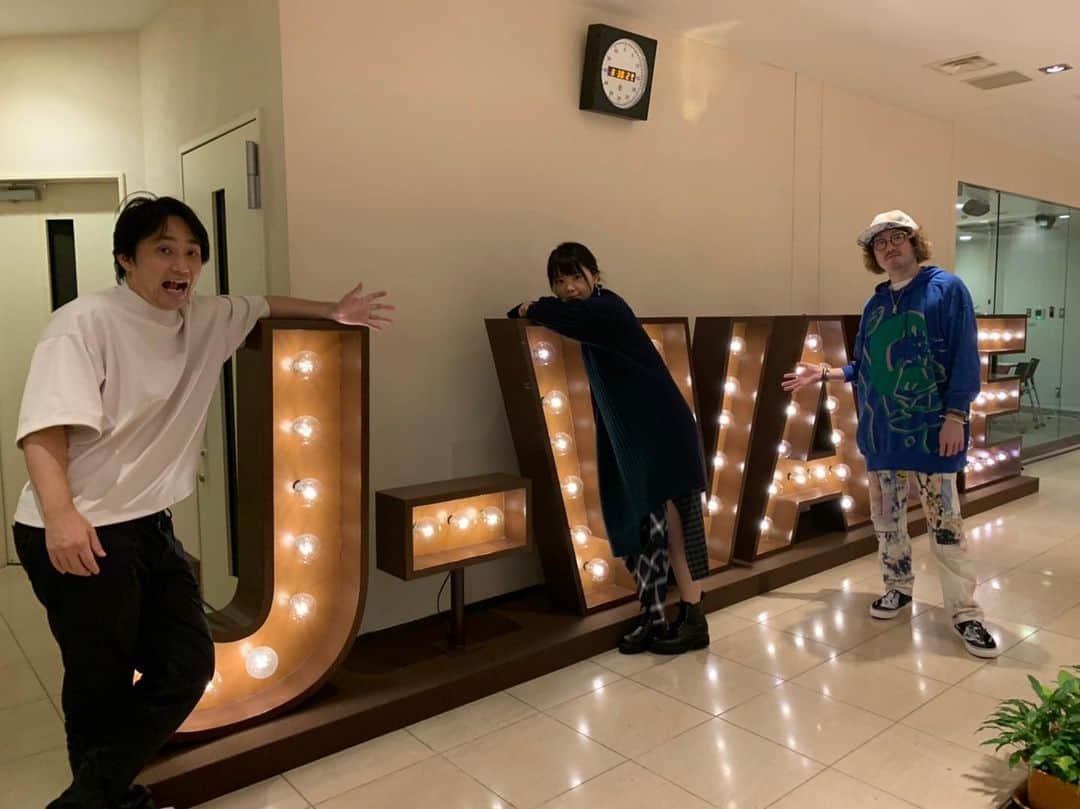 のインスタグラム：「そしてそして！ 今日１１月３日は、いきものがかり結成２０周年の日です👨👩👨✨✨✨ 皆様❗️本当にありがとうございます💛🧡❤️ 🍀🍀🍀 なので今日！ J-WAVEさんにて『Yakult WE ARE IKIMONOGAKARI ～20TH ANNIVERSARY EDITION～』 を生放送致します😆😆😆🎉🎉🎉 是非一緒にお祝いしてくださいね🌈🌈🌈 放送中にはメンバーから発表もあります😲🌼 🍀🍀🍀 そして！ いきものがかりは「STAR LIGHT JOURNEY」👗💖という新曲を配信リリースしました✨✨✨ AbemaTVオリジナル恋愛リアリティーショー「こじらせ森の美女」にむけて書き下ろした本楽曲！ ドリーミーな曲になりましたよ🌈🌈🌈 是非聴いてくださいね‼️ #YakultWEAREIKIMONOGAKARI～20THANNIVERSARYEDITION～ #STAR LIGHT JOURNEY」