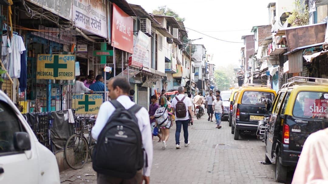ロシアン佐藤さんのインスタグラム写真 - (ロシアン佐藤Instagram)「インドのダラビースラムで。  ガヤガヤたくさんの人たちが行き交う街でした。 商店のご夫婦は、写真撮っていい？って聞いたらニコニコしていいよーって言ってくれました👐🏻 #インド #india #SlumdogMillionaire #Dharavi」11月3日 22時33分 - i_am_hito.chin