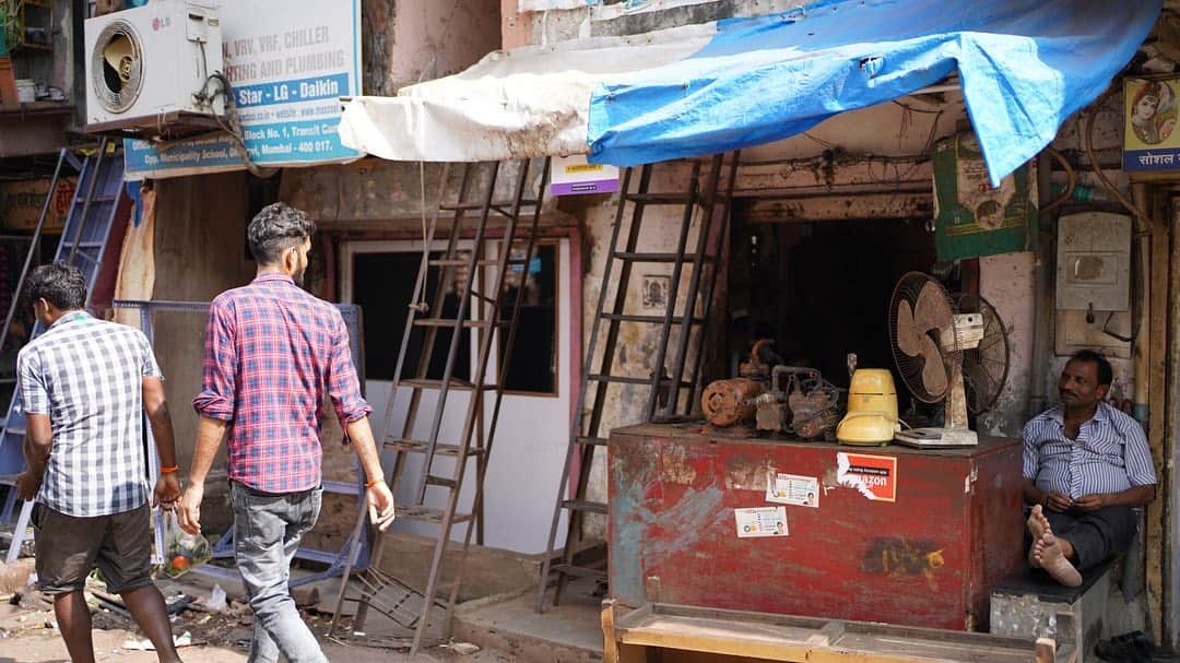 ロシアン佐藤さんのインスタグラム写真 - (ロシアン佐藤Instagram)「インドのダラビースラムで。  ガヤガヤたくさんの人たちが行き交う街でした。 商店のご夫婦は、写真撮っていい？って聞いたらニコニコしていいよーって言ってくれました👐🏻 #インド #india #SlumdogMillionaire #Dharavi」11月3日 22時33分 - i_am_hito.chin