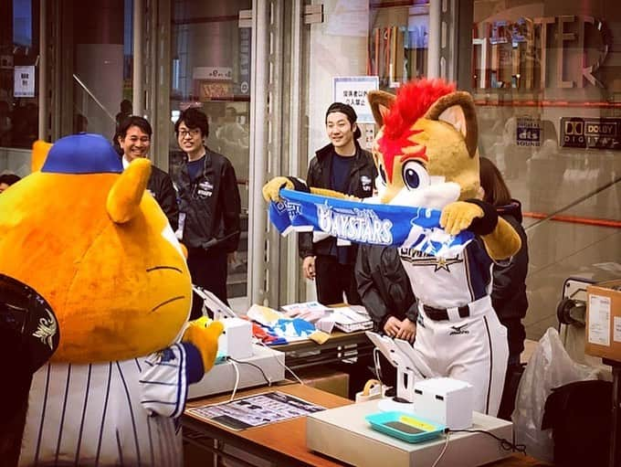 北海道日本ハムファイターズ フレップさんのインスタグラム写真 - (北海道日本ハムファイターズ フレップInstagram)「. eBASEBALLのペナントレース開幕戦は、初日から手に汗握る熱戦続きでした💦 .  マスコットも12球団勢揃い🌟 火花を散らしたり！ 商売を始めたり⁉︎ バンドを組んだり? 大会を盛り上げてきたよ👍 .  ファイターズの選手たちはチームワーク抜群✨ 目指せ日本一‼ . ︎ #eBASEBALLプロリーグ #eオープニングシリーズ #lovefighters #驀進 #飛び出せ新時代 #フレップ #レオ #ハリーホーク #クラッチ #マーくん #バファローブル #ジャビット #DBスターマン #トラッキー #スラィリー #ドアラ #つば九郎 #木滑達也 #鴇田貴大 #及川裕也 #相澤一久也」11月3日 22時42分 - frep_the_fox