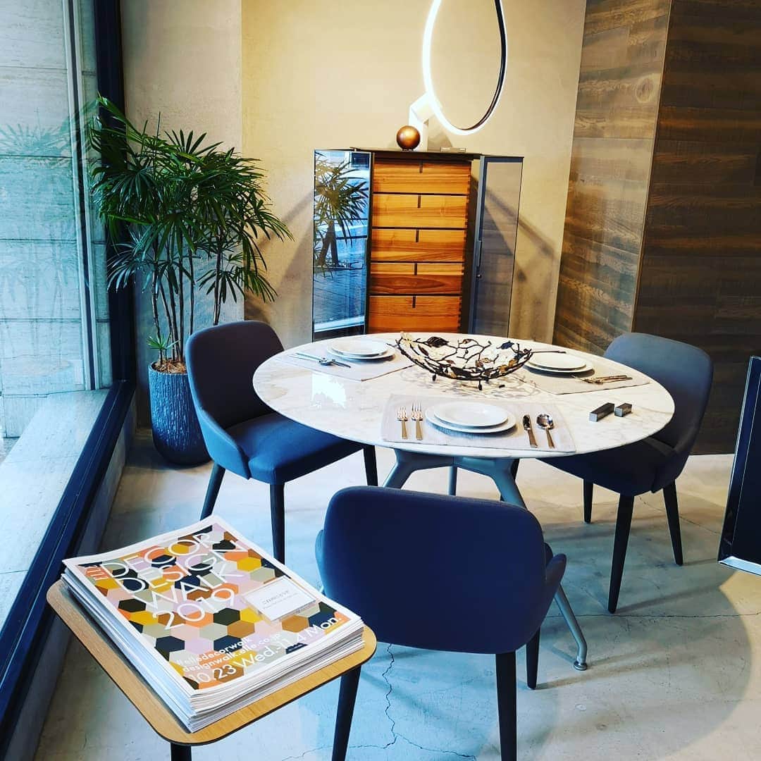 のインスタグラム：「Enjoy ELLE DECOR DESIGN WALK 2019 till tomorrow!  エル・デコ デザインウォークは明日まで！ 都内のインテリアショップを回って、お得にショッピング&プレゼントキャンペーンに参加しよう。 https://designwalk.elle.co.jp/  参加店舗で配布されているタブロイドか↑のURLからウェブ版をチェック！ 【Shopping Walk】参加の店舗では、お得にインテリアアイテムがお得に購入可能❗気になるアイテムがあれば、各店舗スタッフまで😊 また、【スタンプラリー】と【#elledecorwalk 】ハッシュタグのふたつのプレゼントキャンペーンも行っているので、参加して豪華プレゼントをゲット✨  #elledecorjapan #elledecor #designwalk #elledecorwalk #エルデコ #エルデコデザインウォーク #インテリア #デザイン」