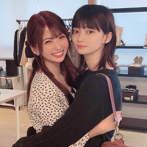 岡田栞奈のインスタグラム：「フリマありがとうございました✨ 無事に終了する事ができて ホッとしています☺️ 来てくれた女の子、 そしてお茶会に参加してくれた ファンの皆様、感謝でいっぱいです‼ ・ ・️ 3年半ぶりにみんなに会えて めちゃくちゃ嬉しかった✨✨✨ みんなで撮った集合写真は私の写真フォルダだけの宝物にしておきます❤️笑 次は何作ろうかな〜😊(笑) ・ ・ 慣れないことだらけでバタバタして 色んなお写真撮るの忘れてた😭ので、 お茶会にサプライズで登場した だいすきなまこったん(@mac0tter )と💓💓💓 #フリマ #おかぱん #お茶会 #イベント #ありがとうございました  #岡田栞奈 #田中真琴 #サプライズゲスト #すきぴ #左ききのエレン #みてね」