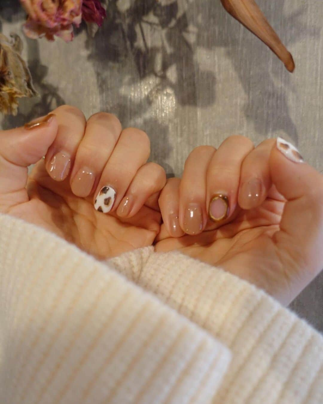 斎藤菜々子さんのインスタグラム写真 - (斎藤菜々子Instagram)「. new nail🍁 秋色🐄　@grabnail やっぱベージュがしっくりくる🍂 . #nanacoconail」11月3日 22時50分 - nanacoco.7