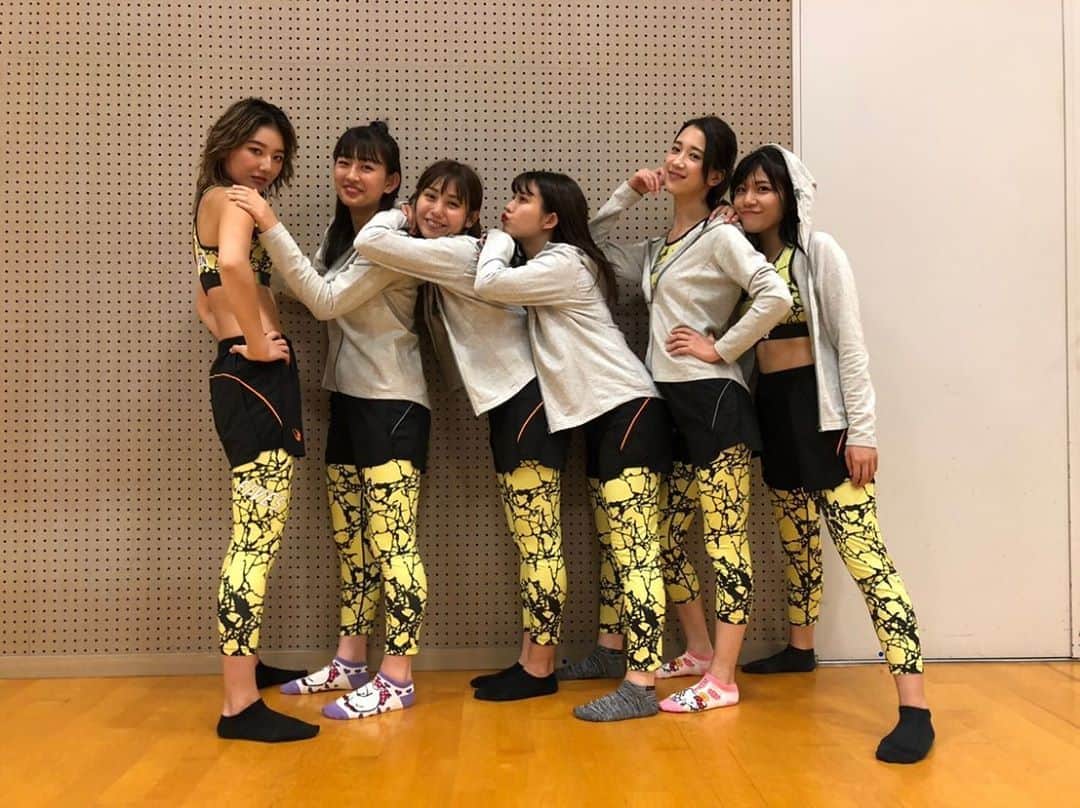 橘ひなたのインスタグラム：「💭🏉 * * 9月から各地ファンゾーンにFIVESタグラグビーTRY!!GIRLS!!!としてイベントにお邪魔させて頂きました！来てくれたみんなありがとう☺️💫 * * ラグビーを全く知らない超初心者のワイだったんだけど #日野レッドドルフィンズ さんのご協力を頂いて、 日々練習してきたものを本当に多くの方に見て貰えて 『興味が湧いてきた！』『見応えあった、感心したよ』『自分もやりたくなった』 って言葉を貰えたのは本当に嬉しかった！😌⭐️ * ワイ自身も練習を重ねる毎にタグラグビーの楽しさを知って、この楽しさを少しでも多くのみんなに伝えたいって心から思ったから、今回FIVESの活動を通してワシみたいな初心者でも女性でも子どもでも気軽に始められるよ〜楽しめるよ〜って事を伝えられたかなって…💭❤ * * * * 良い所は素直に褒めてくれて、悪い部分はみんなが優しく包み込むように補ってくれて、理解して励ましてくれて、スポーツを通して本当に色々な事を教えて貰ったな〜メンバーのみんな、本当に本当にありがとう😭❤好 昨日の決勝を以て、一旦活動は終了だから毎月の練習会で会えないのが少し寂しい気持ち…💭 * * 一緒に活動してきたTRY!!GIRLS!!!のみなさん、関係者の皆様、そして見に来てくれたみなさん、ありがとうございました！お疲れ様でした！またの機会で会えるの楽しみにしてますっ🐰❤ * * * して、この着ているかーっわいいお洋服も靴も全て、#BODYMAKER さんのだよ〜ん😋✨ みんなチェックしてね☺️💥 * * #タグラグビー #FIVESタグラグビー #トライガールズ #BODYMAKER #COSMION #日野レッドドルフィンズ #ラグビー #ラグビーワールドカップ2019」