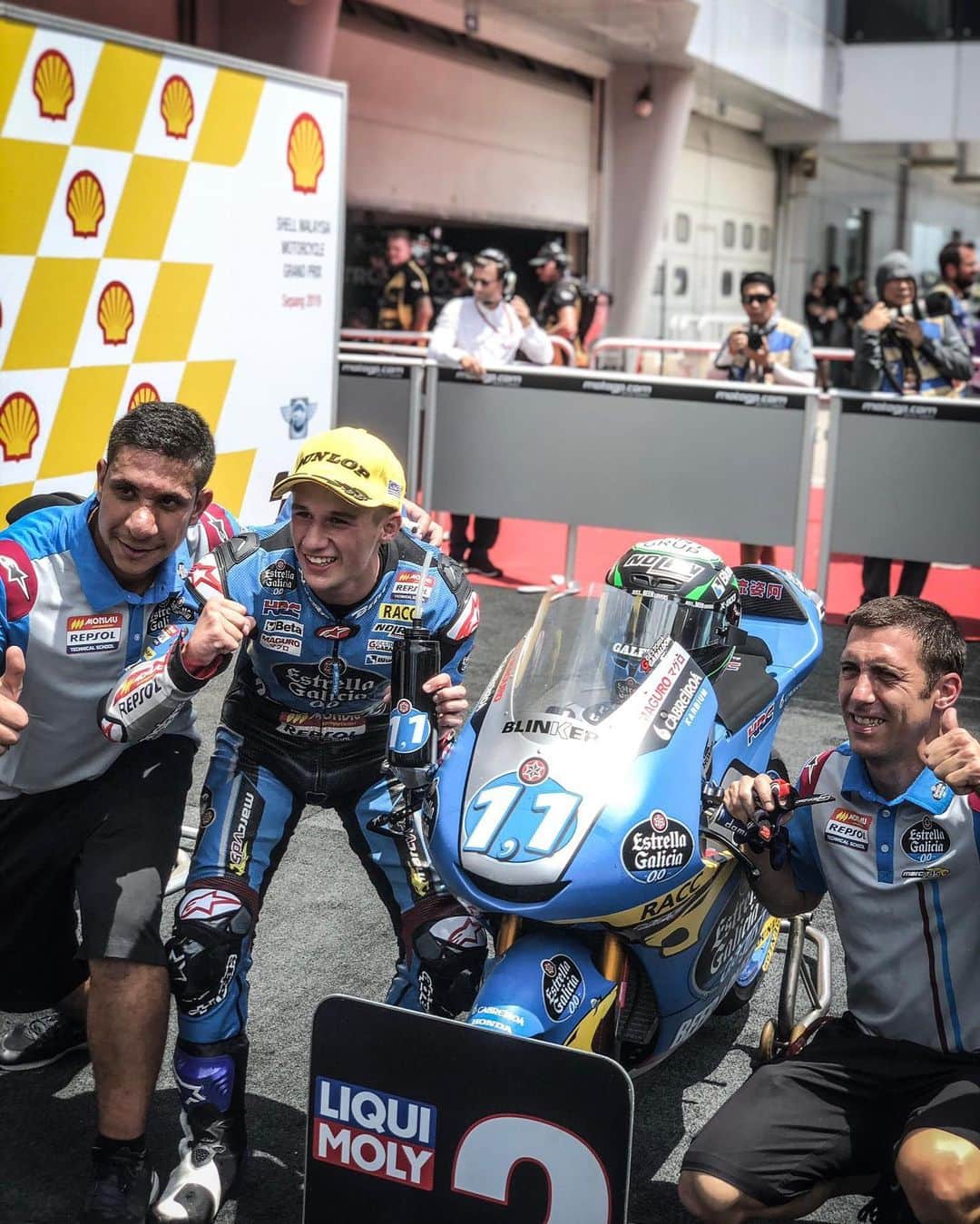MotoGPさんのインスタグラム写真 - (MotoGPInstagram)「WHAT A #Moto3 RACE 🔥 // Hat-trick for the Champ @lorenzodallaporta48 🏆🏆🏆 first podium finish for @sergiogarcia_11 🥈 and @jaumemasia5 from the back of the grid to 3rd! 🥉 👏 Swipe left! ⬅️ #MalaysianGP 🇲🇾 #MotoGP #Motorcycle #Racing #Motorsport」11月3日 14時02分 - motogp